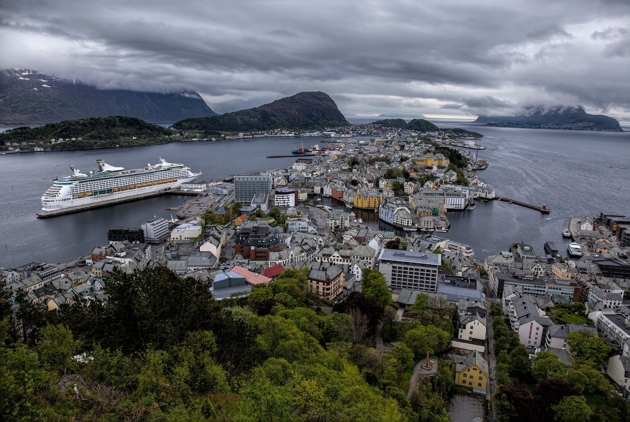 491498 скачать обои здание, сделано человеком, олесунн, дом, норвегия, панорама, корабль, города - заставки и картинки бесплатно