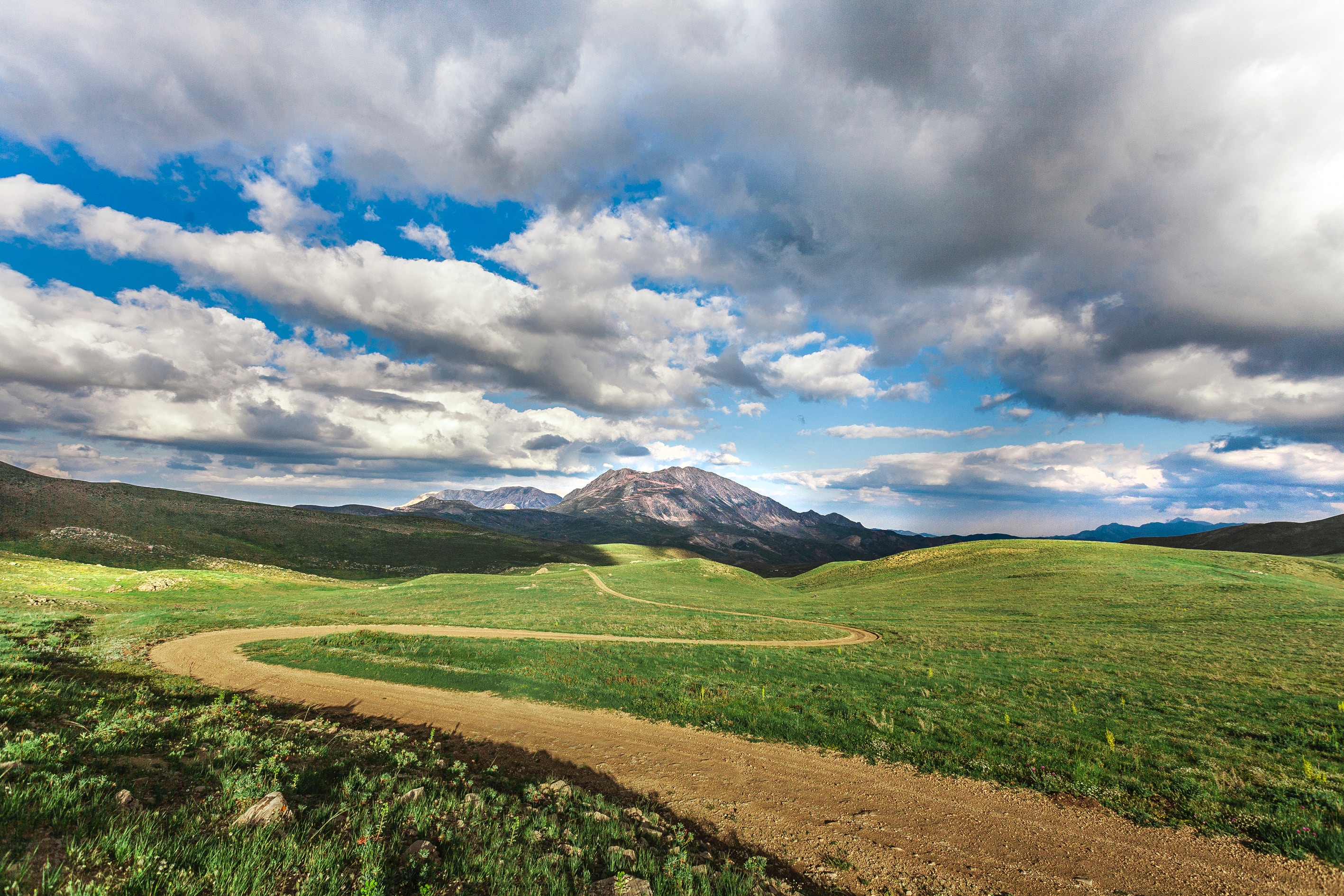 Laden Sie das Grass, Mountains, Clouds, Natur, Feld-Bild kostenlos auf Ihren PC-Desktop herunter