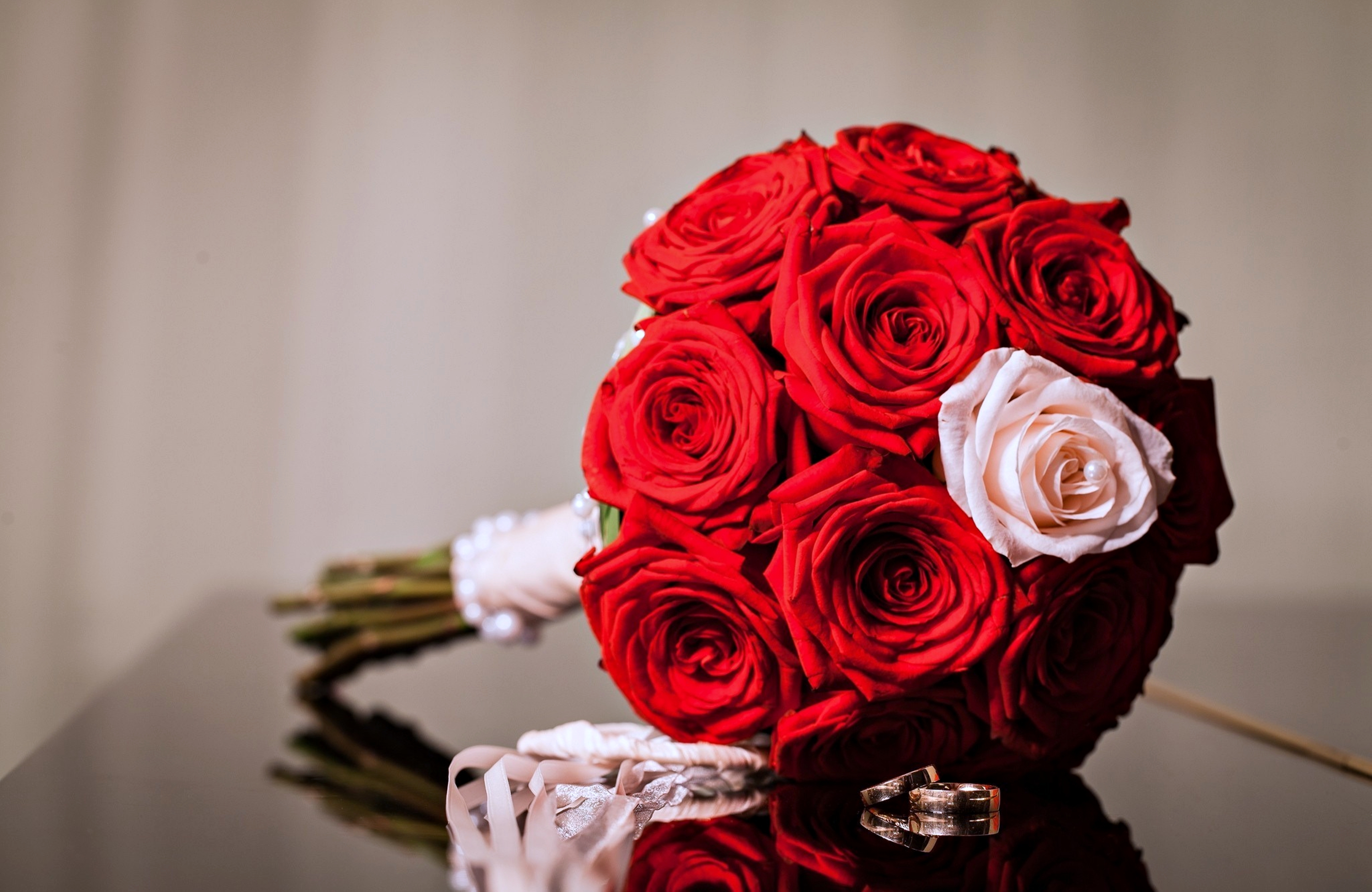 686526壁紙のダウンロードマンメイド, 花, 花束, 愛する, マリアージュ, 赤い花, 赤いバラ, 指輪, 薔薇-スクリーンセーバーと写真を無料で