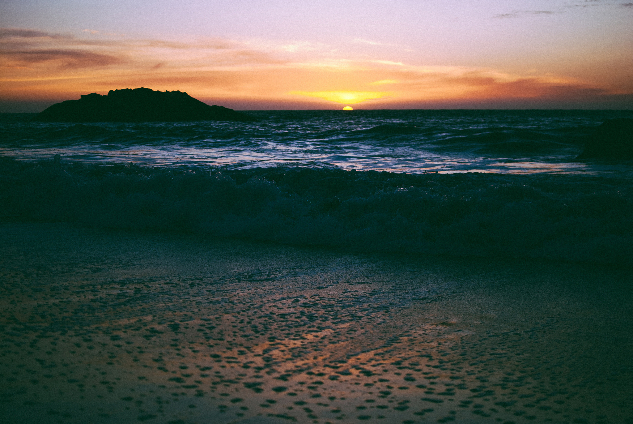 Download mobile wallpaper Sunset, Beach, Usa, Horizon, Ocean, Earth, Dusk, California, Wave for free.