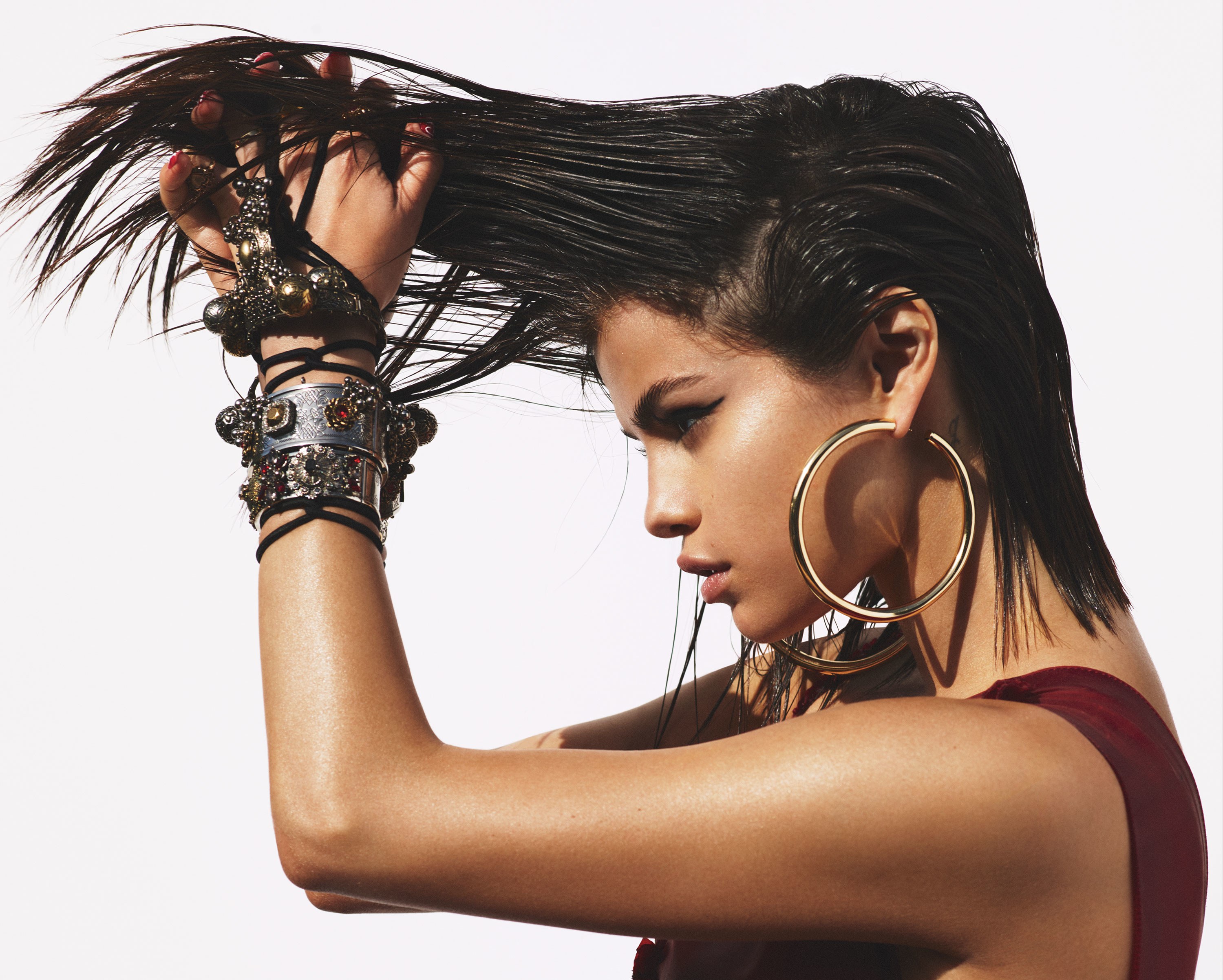 Download mobile wallpaper Music, Jewelry, Selena Gomez, Singer, Brunette, Earrings, American for free.