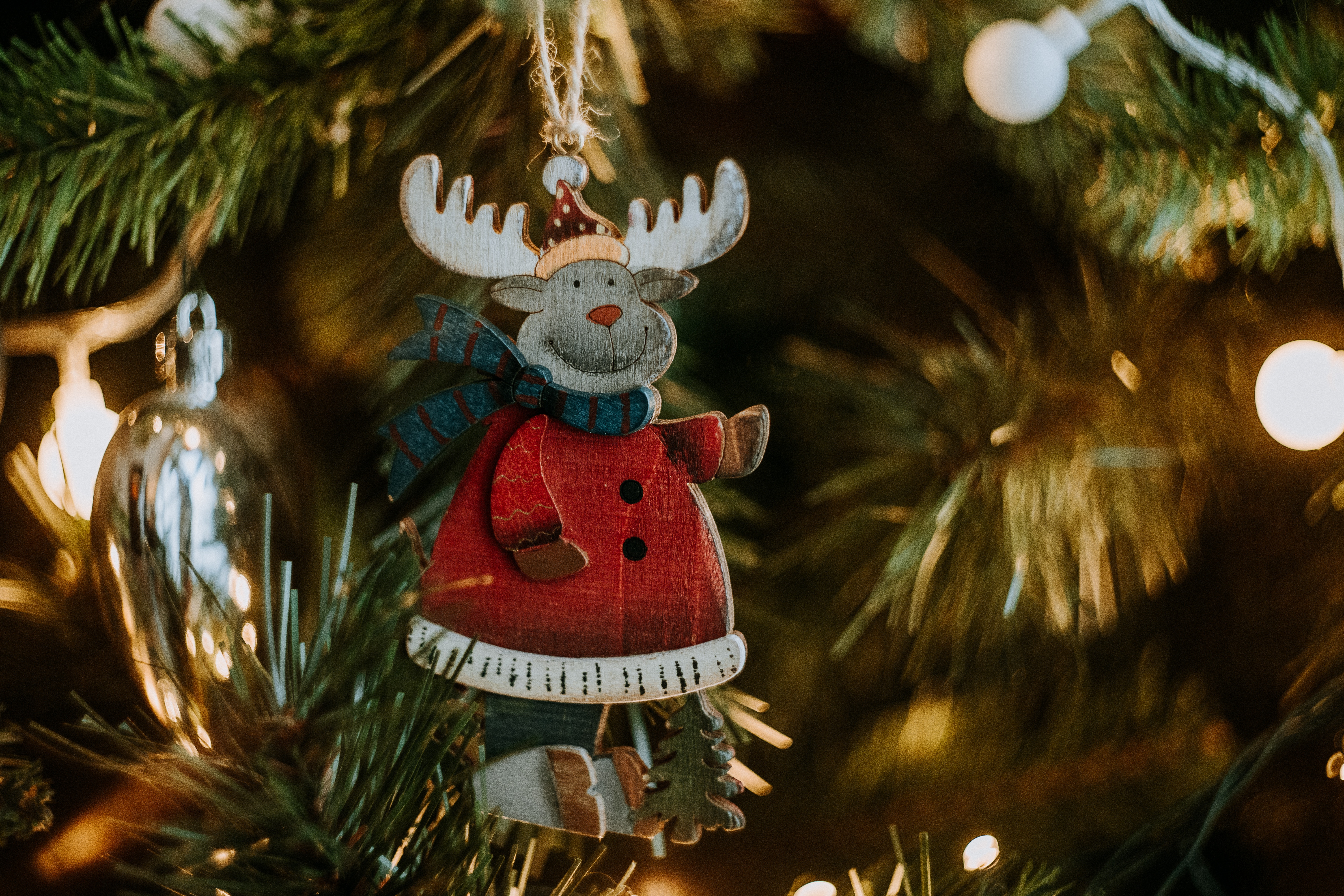 PCデスクトップに祝日, 新年, クリスマスツリーのおもちゃ, デコレーション, 装飾, 鹿, クリスマス画像を無料でダウンロード