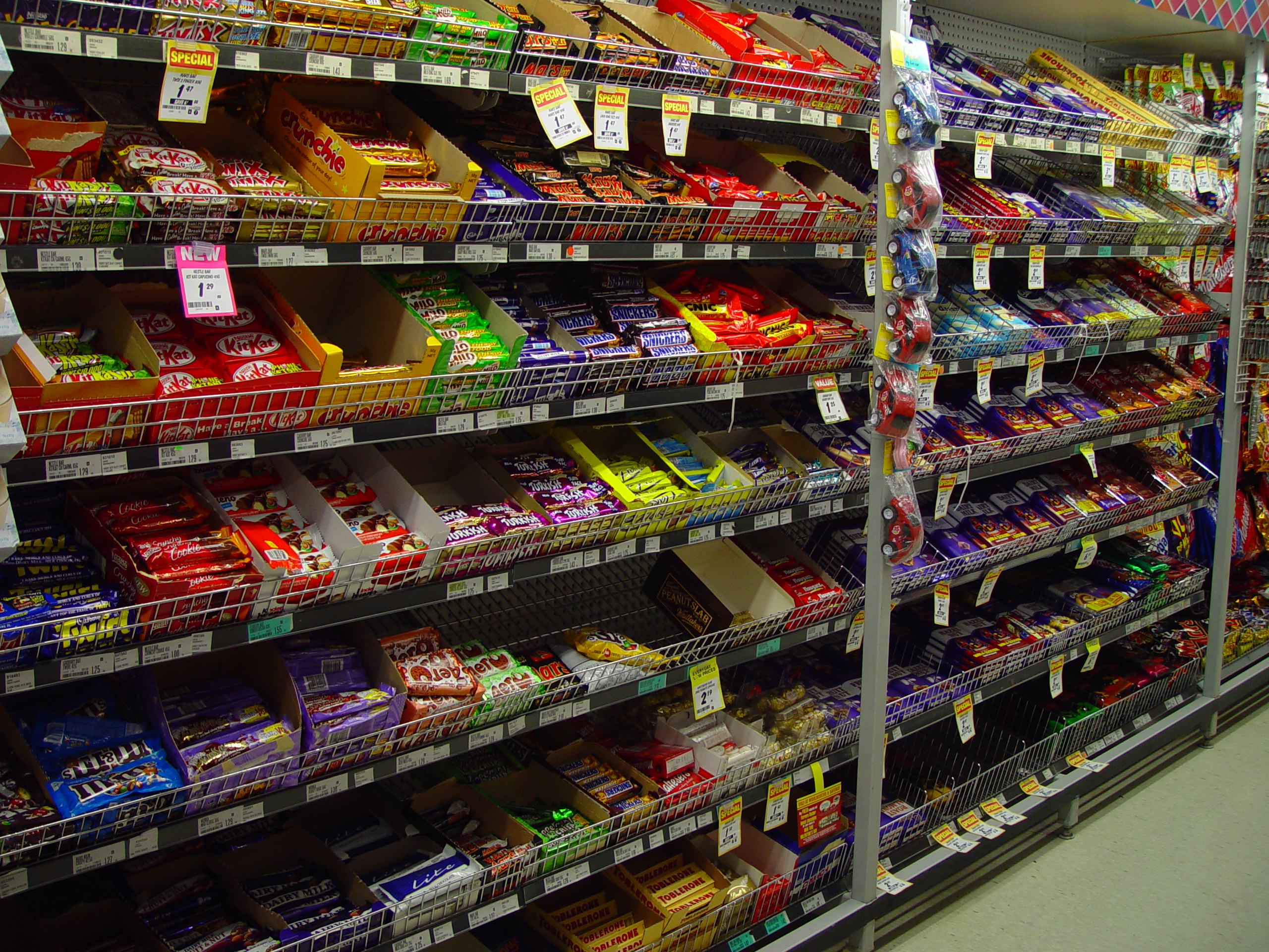 661292 скачать обои конфеты, магазин, конфета шоколадный батончик, шоколад, еда, красочный, цвета, полка, сладости - заставки и картинки бесплатно