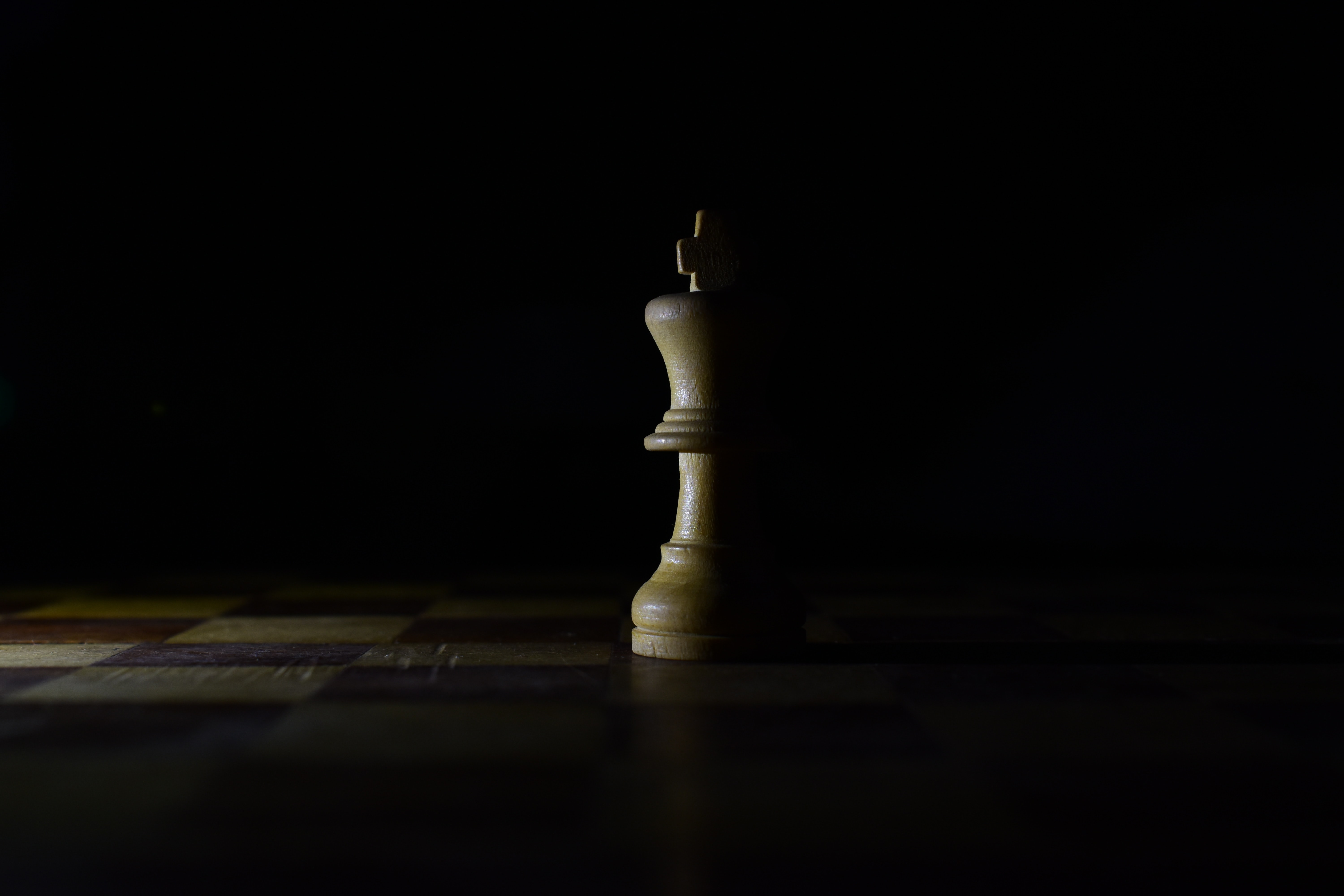 85444 скачать обои шахматы, темные, доска, игра, фигура, король, тень, темный - заставки и картинки бесплатно