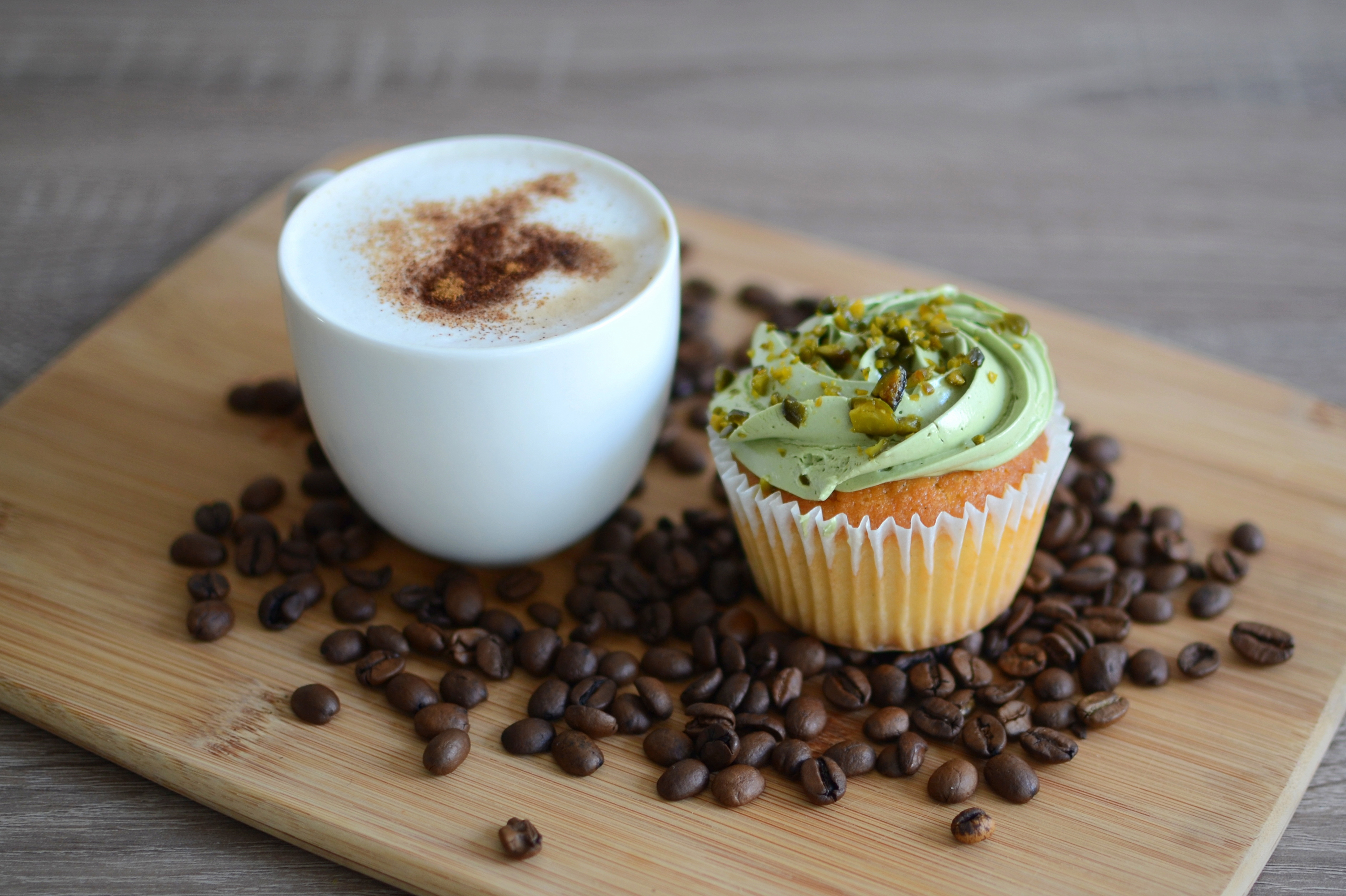 Handy-Wallpaper Tasse, Kaffeebohnen, Cupcake, Nahrungsmittel, Kaffee kostenlos herunterladen.