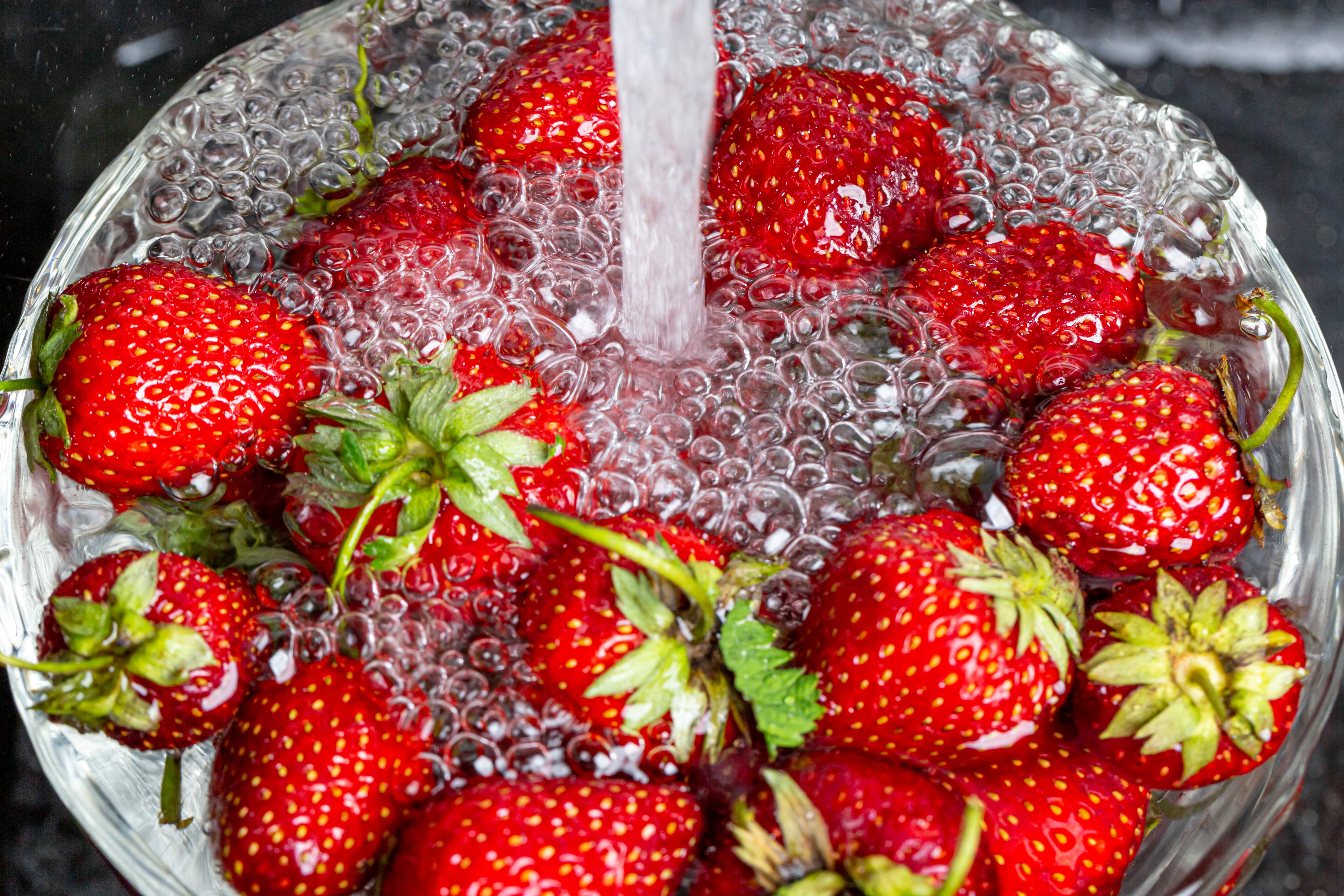 54017 скачать обои пузыри, вода, еда, фрукт, клубника, ягода - заставки и картинки бесплатно