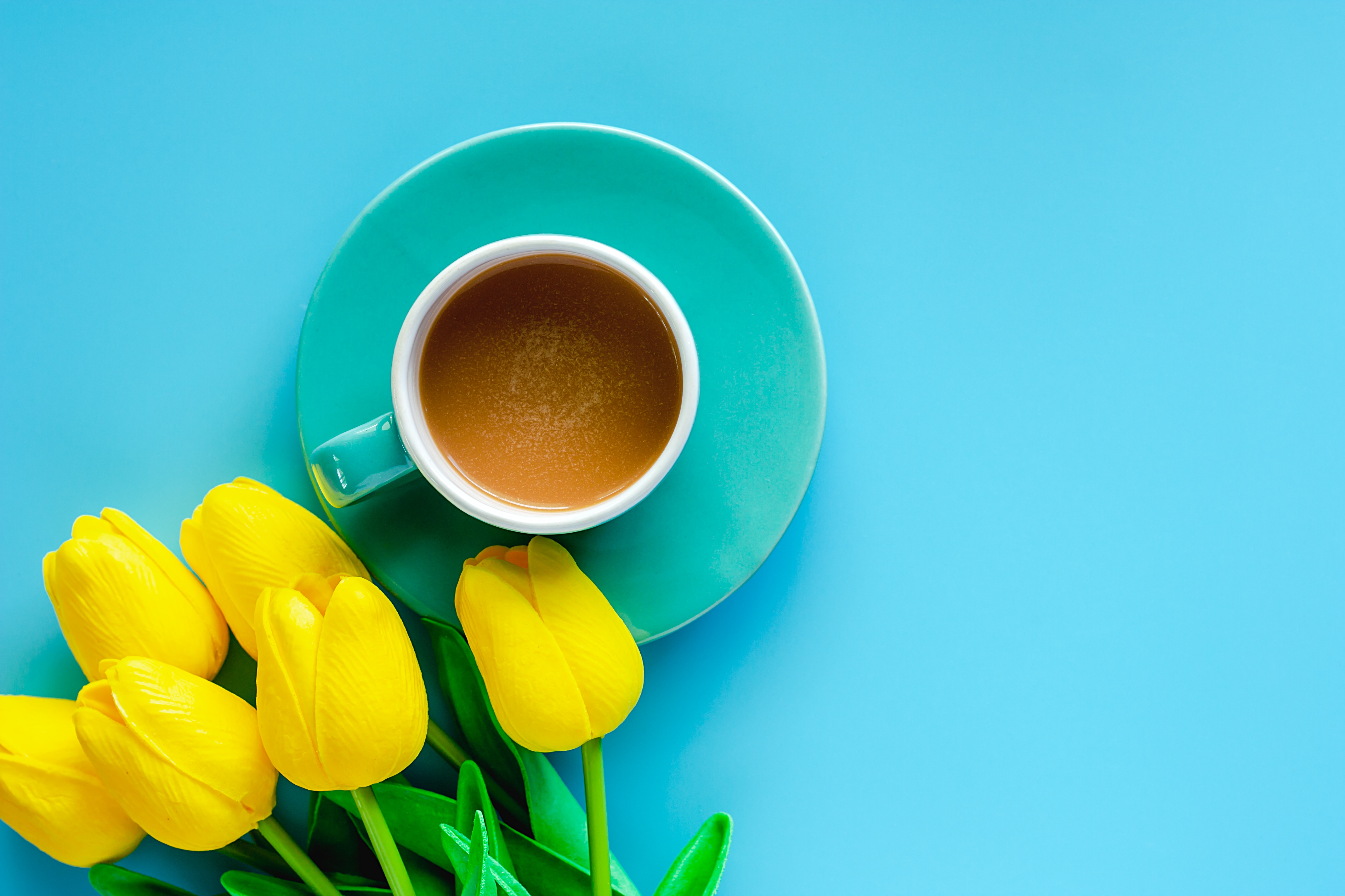 Handy-Wallpaper Blume, Tasse, Tulpe, Gelbe Blume, Nahrungsmittel, Kaffee kostenlos herunterladen.