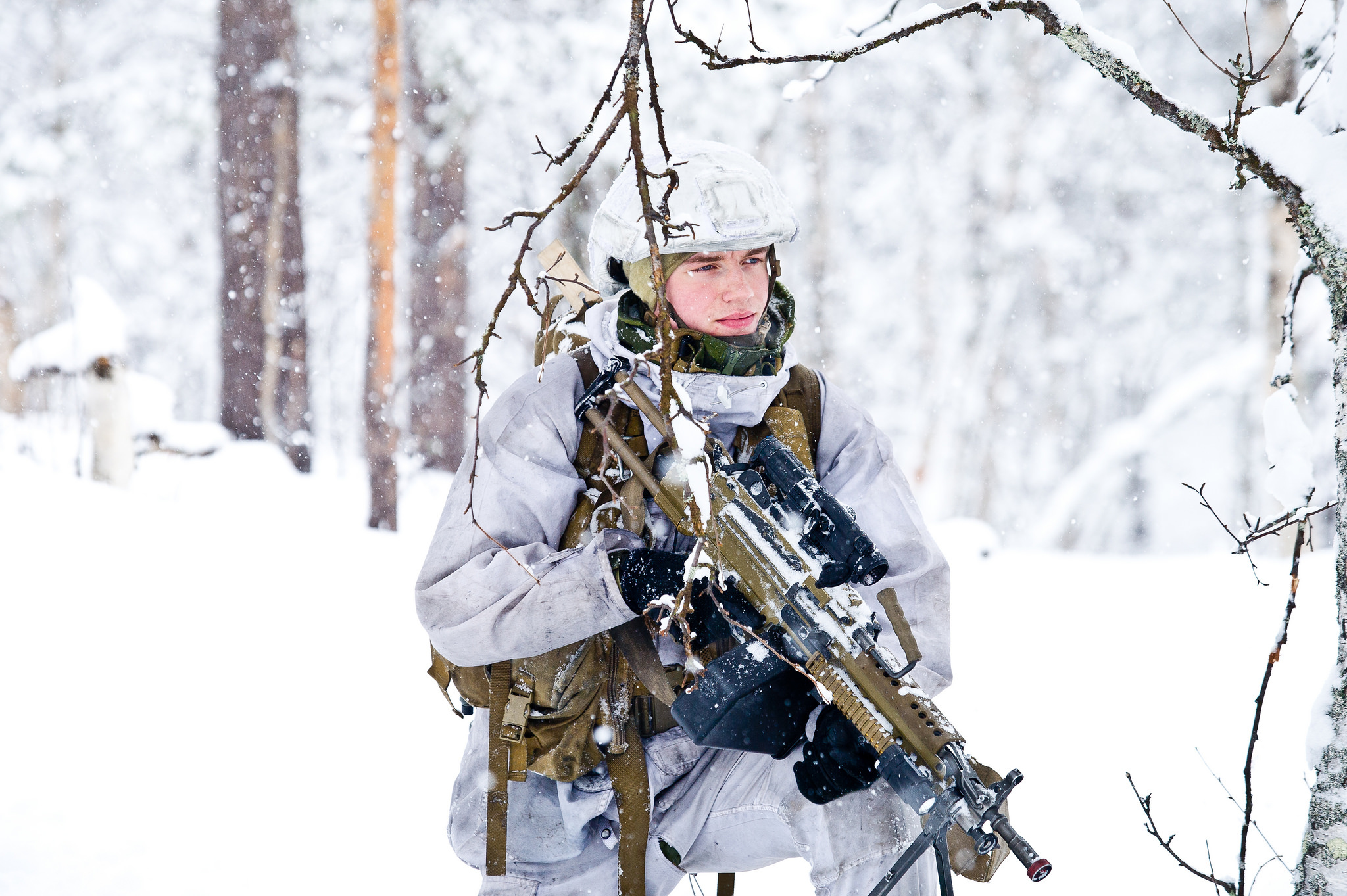 Baixar papel de parede para celular de Neve, Arma, Militar, Soldado, Metralhadora gratuito.