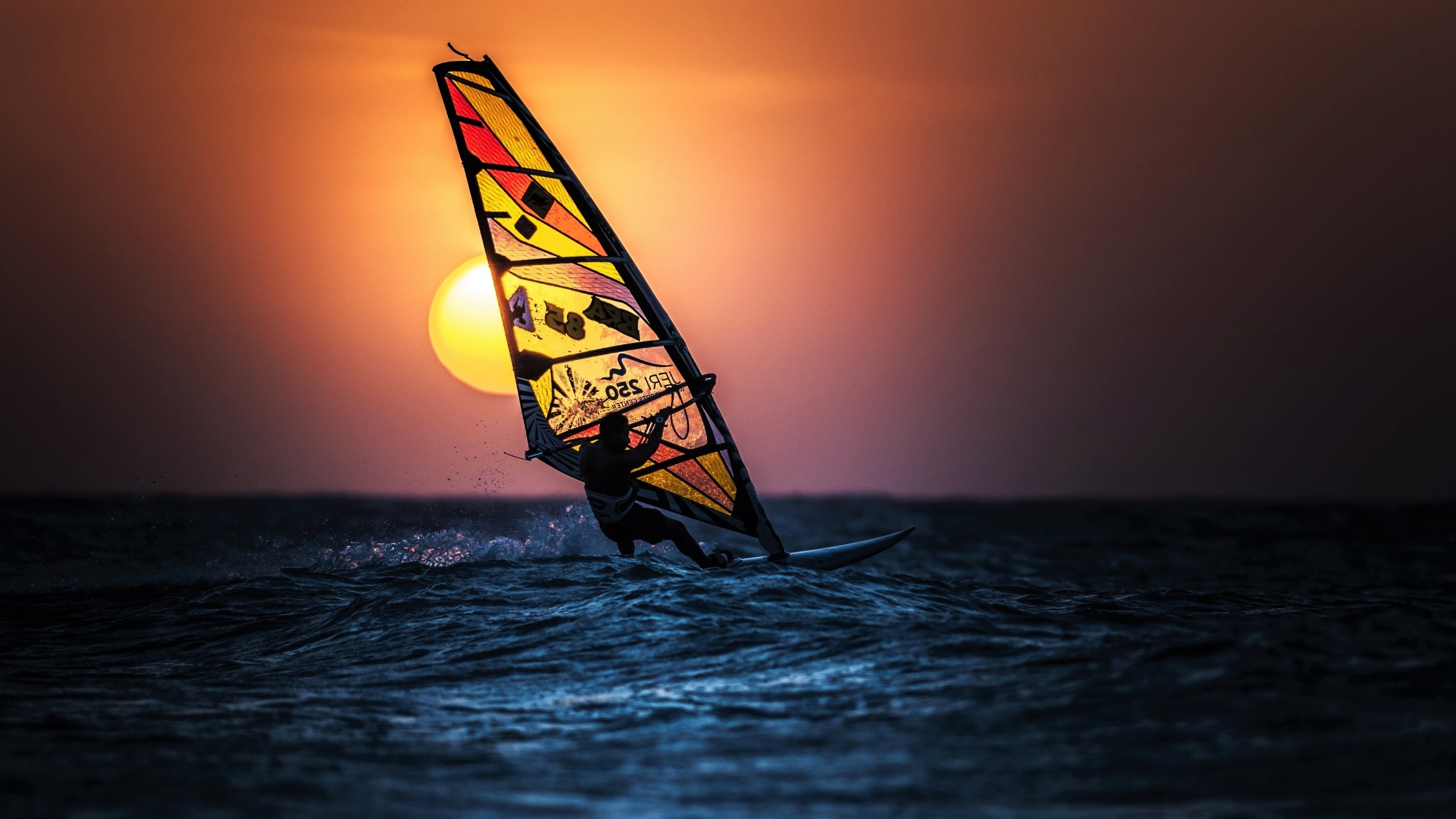 852251 Bild herunterladen windsurfen, sport, ozean, meer, sonnenuntergang - Hintergrundbilder und Bildschirmschoner kostenlos