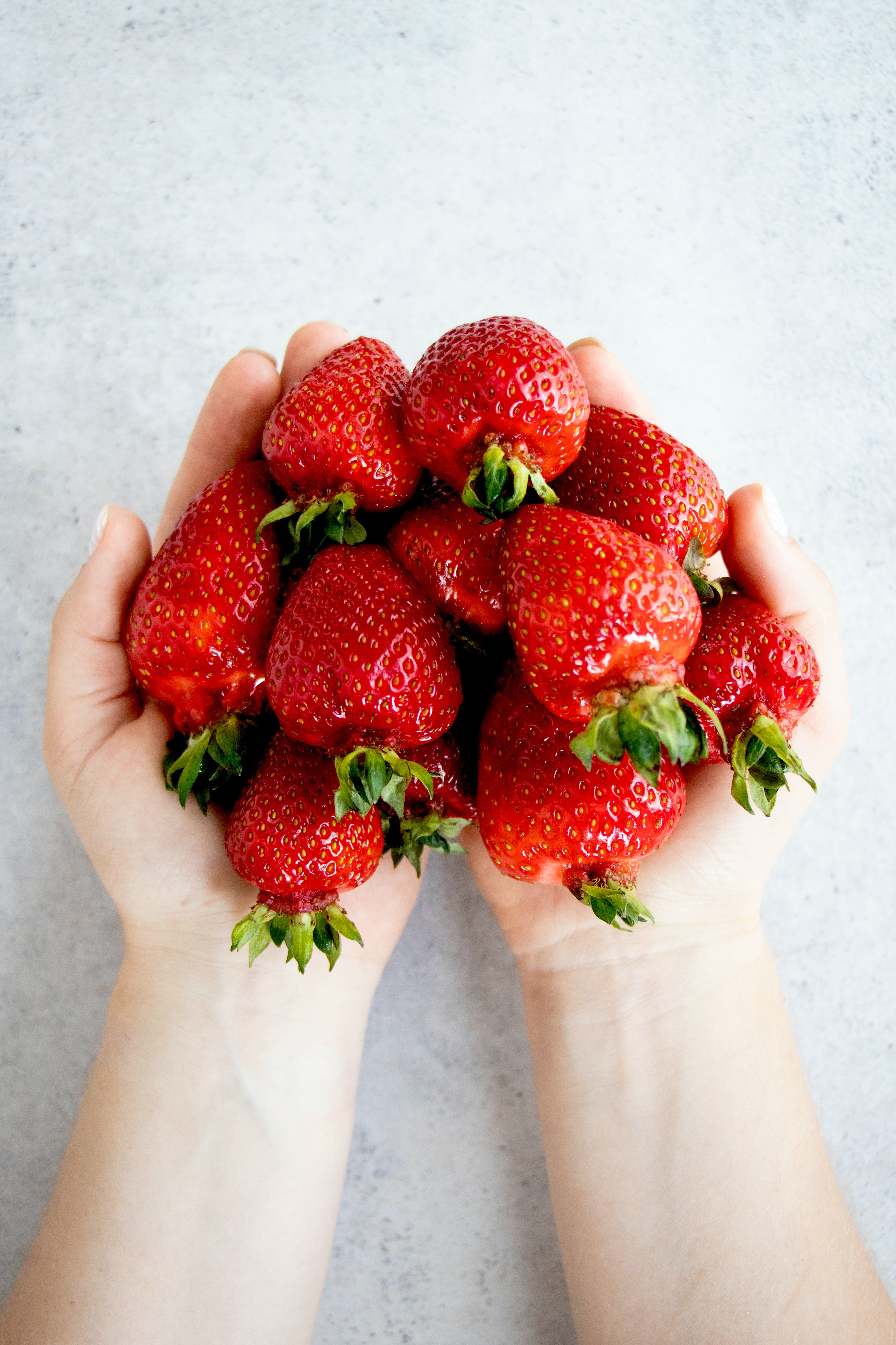 Baixe gratuitamente a imagem Frutas, Comida, Morango, Berries, Mãos na área de trabalho do seu PC