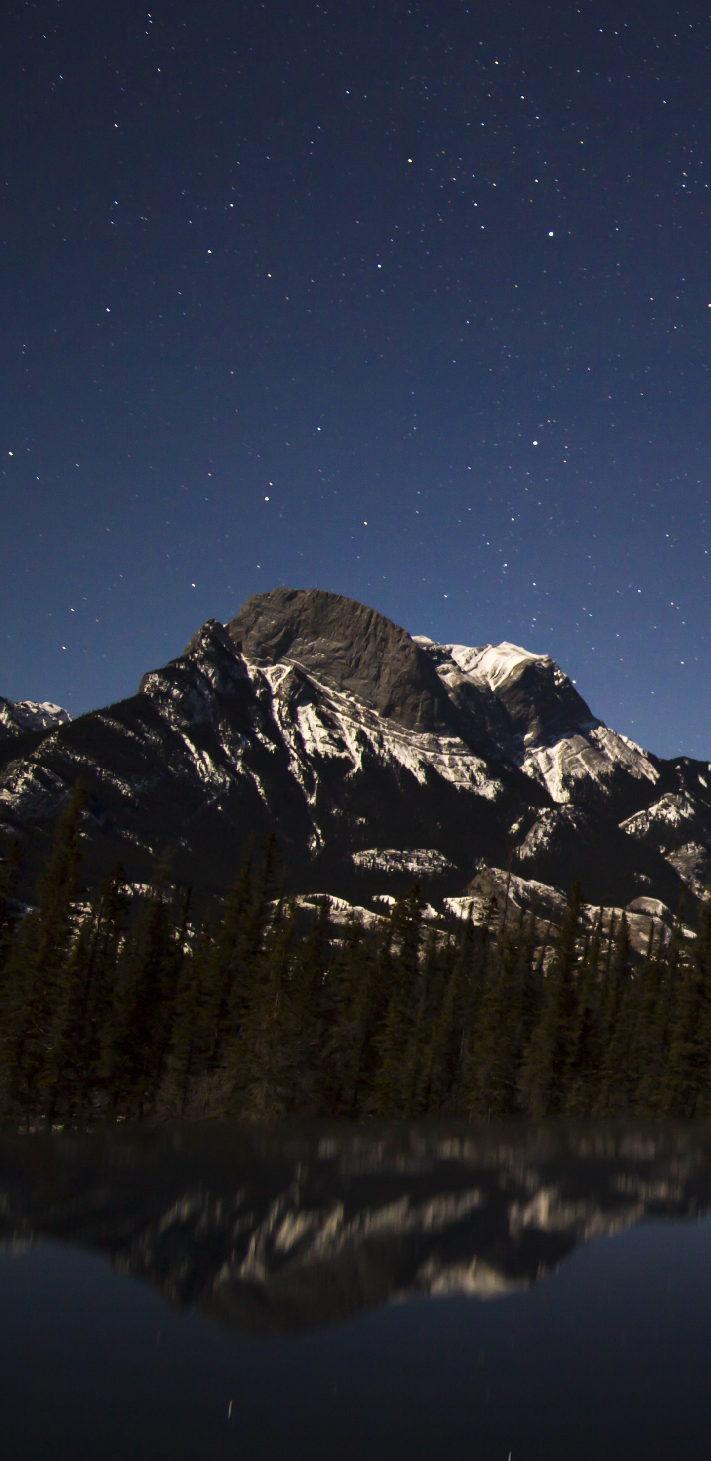 Handy-Wallpaper Berg, Gebirge, Nacht, Erde/natur, Spiegelung, Betrachtung kostenlos herunterladen.