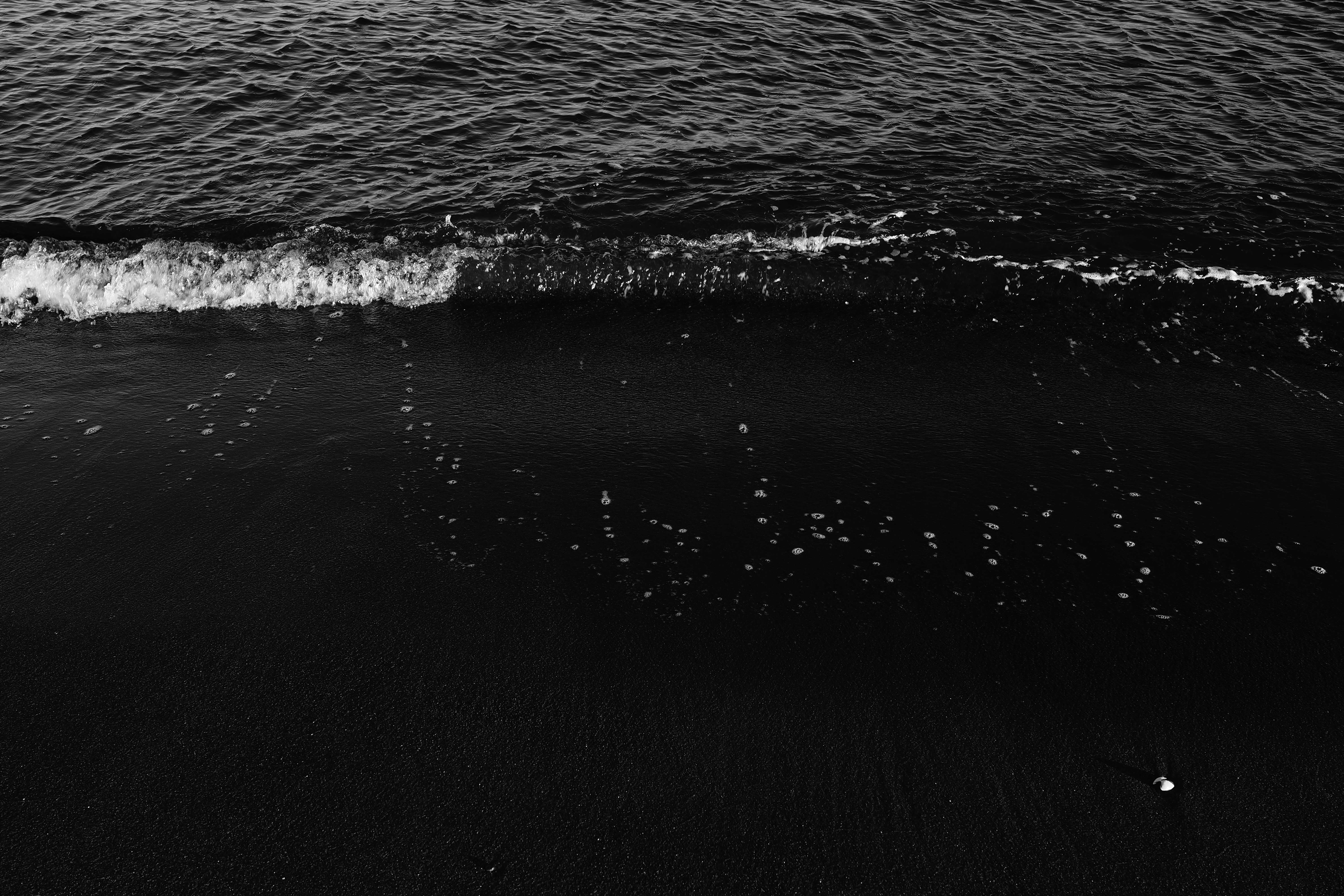 Download mobile wallpaper Chb, Waves, Bw, Sea, Beach, Dark for free.