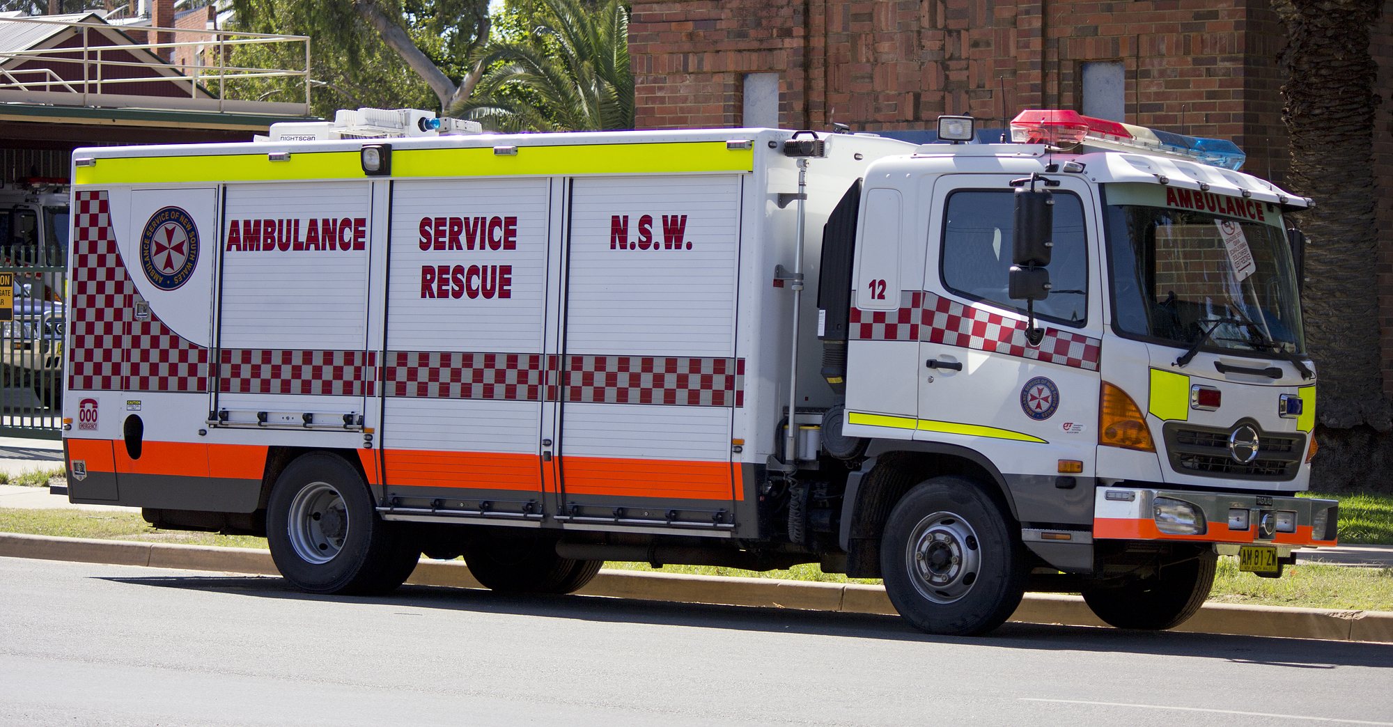 1478135 télécharger le fond d'écran véhicules, ambulance, hino ranger - économiseurs d'écran et images gratuitement