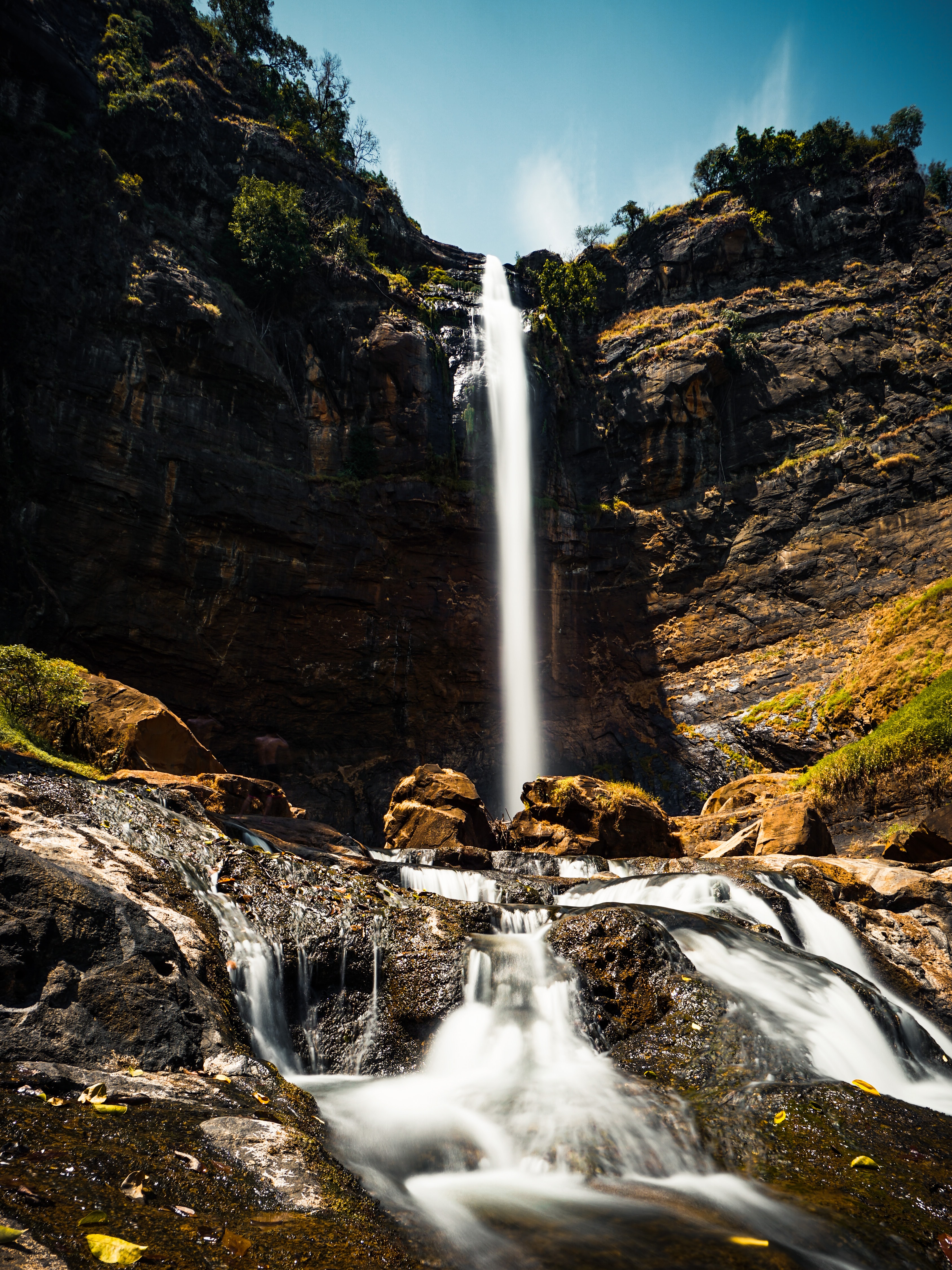115175 скачать картинку водопад, природа, камни, небо, скала - обои и заставки бесплатно