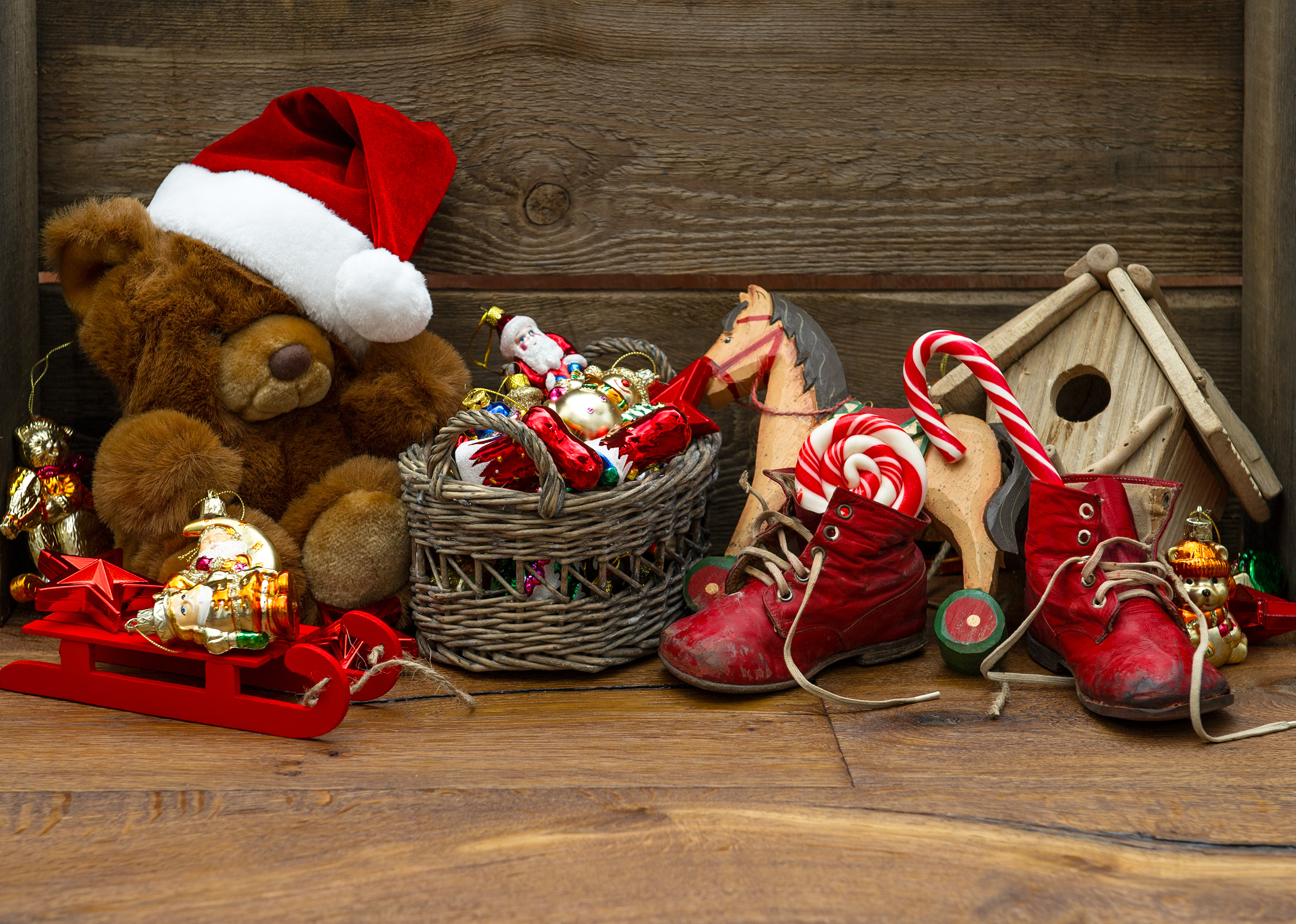 Handy-Wallpaper Feiertage, Spielzeug, Weihnachten, Teddybär, Weihnachtsschmuck, Weihnachtsmütze, Zuckerstange kostenlos herunterladen.