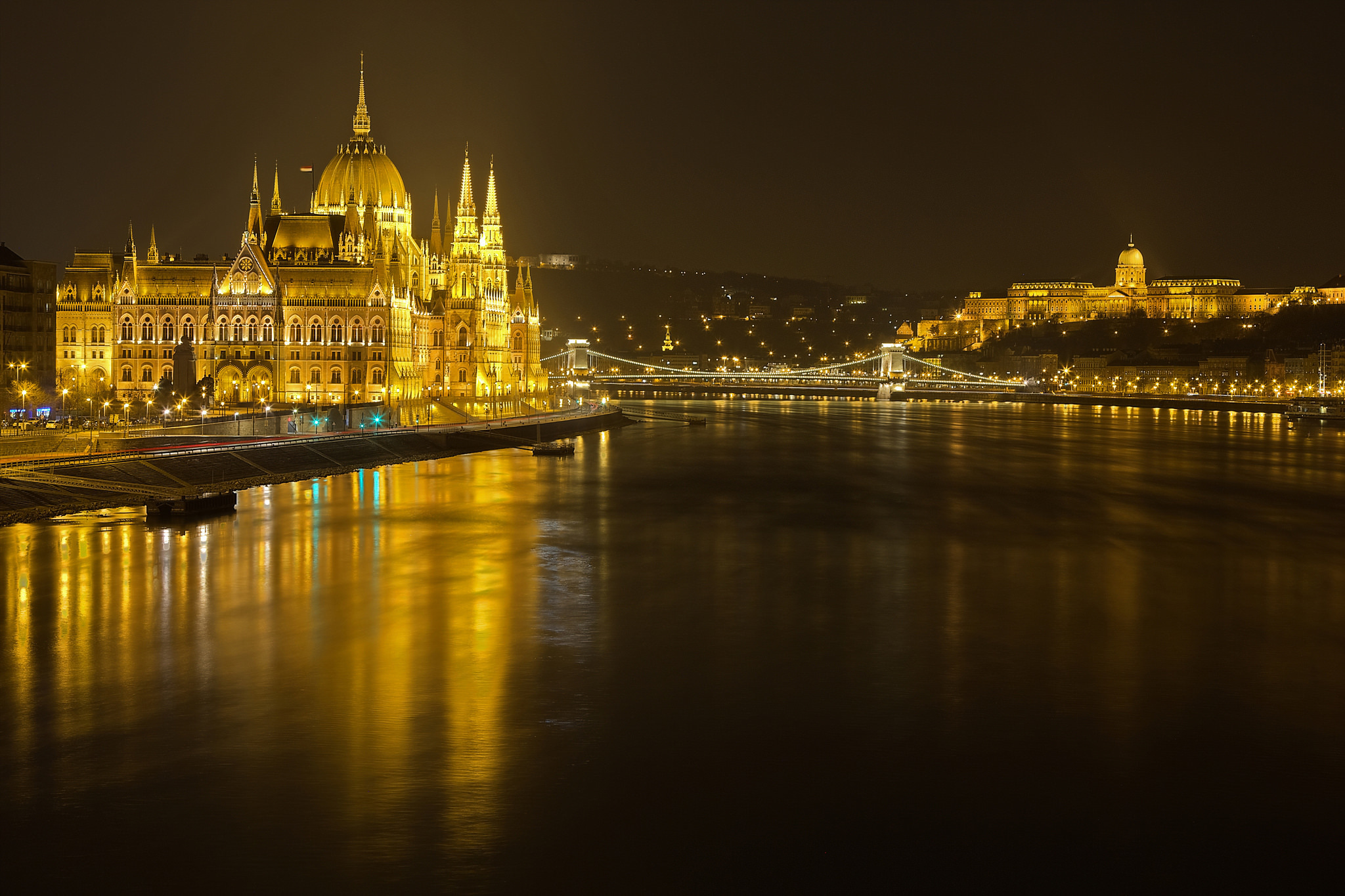390076 Hintergrundbild herunterladen menschengemacht, parlamentsgebäude (budapest), budapest, kettenbrücke, donau, ungarn, licht, nacht, monumente - Bildschirmschoner und Bilder kostenlos