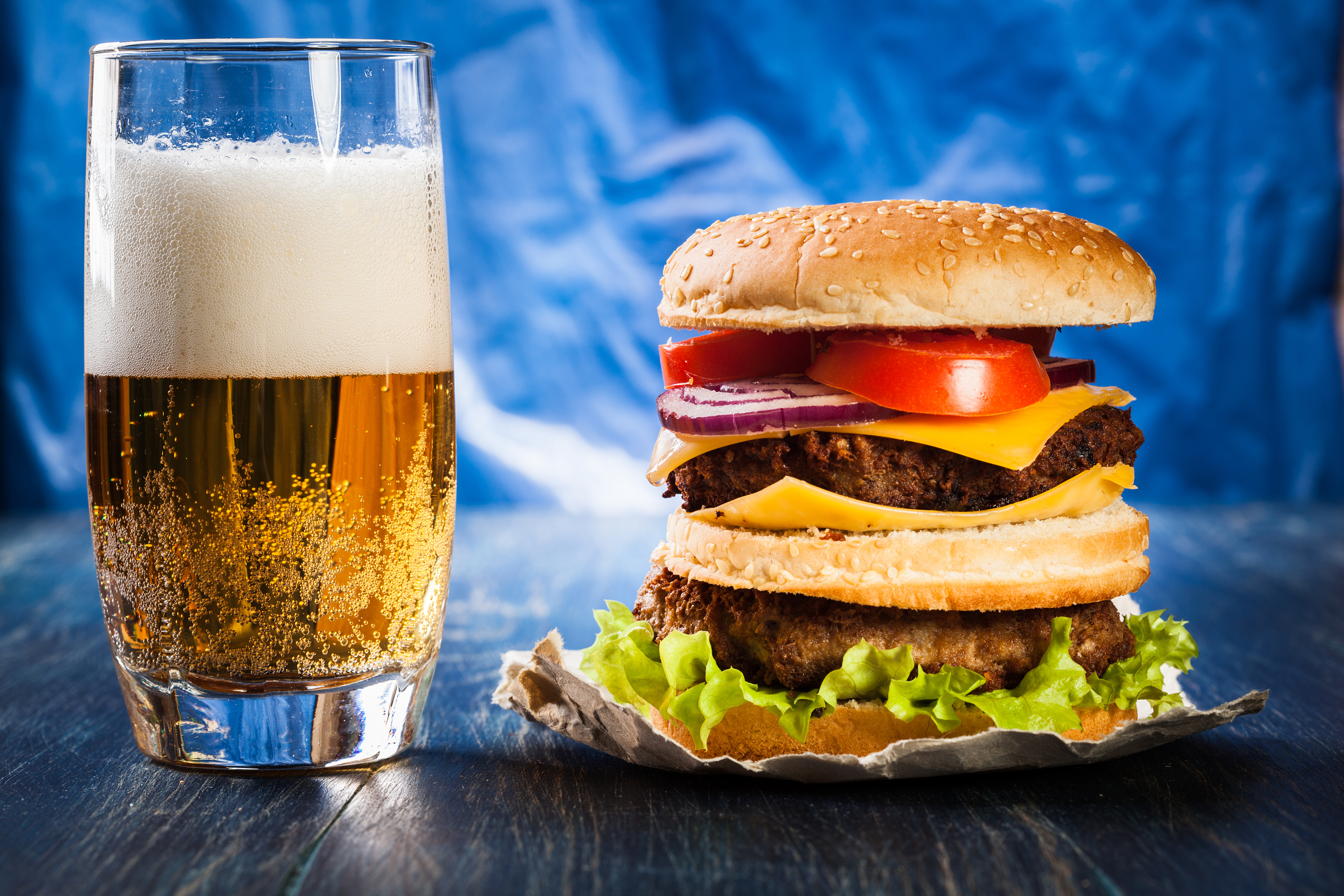 Handy-Wallpaper Hamburger, Bier, Nahrungsmittel, Getränk, Alkohol kostenlos herunterladen.