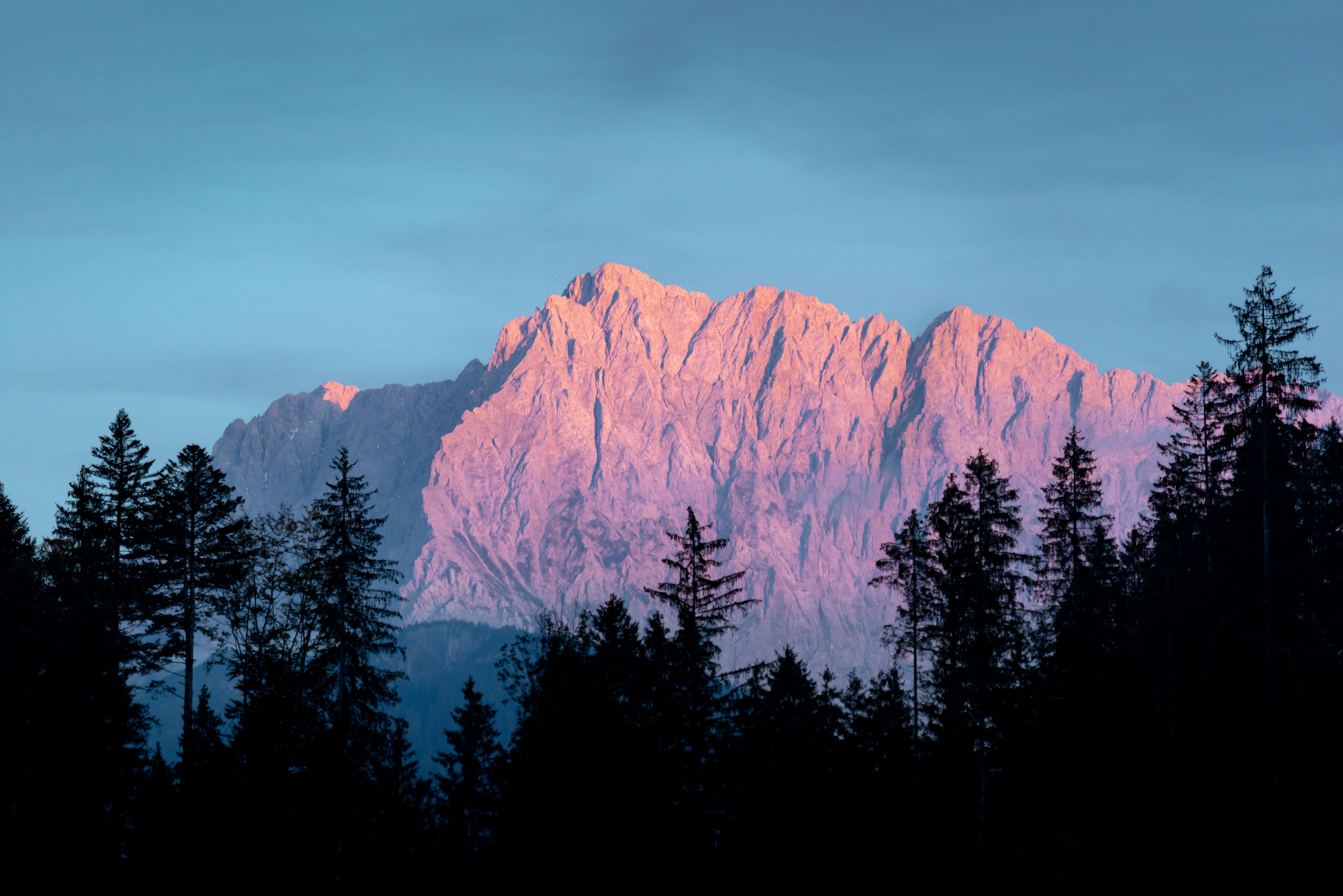 Handy-Wallpaper Berg, Nebel, Natur, Bäume, Dämmerung, Twilight, Landschaft kostenlos herunterladen.