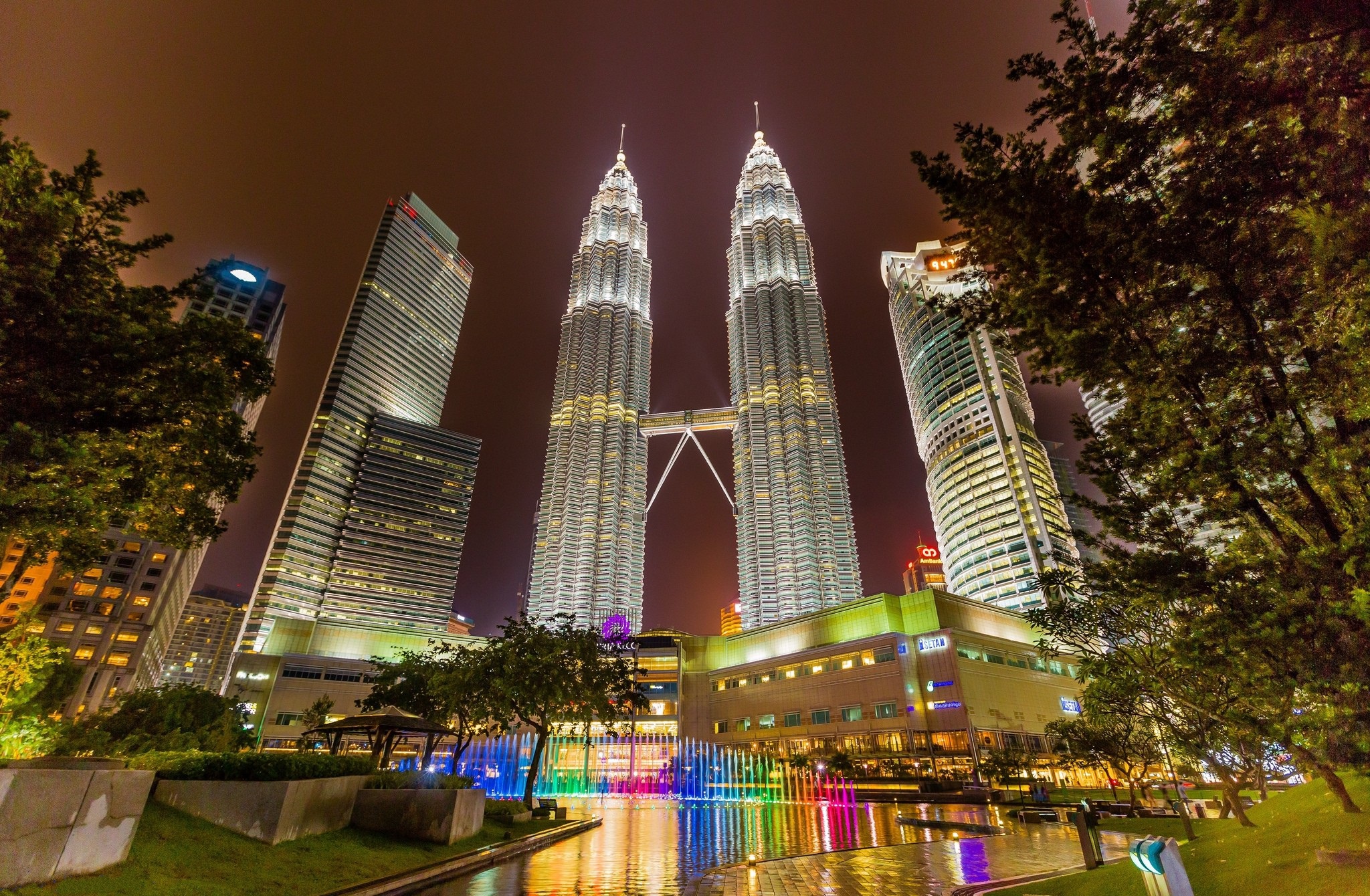 Laden Sie das Wolkenkratzer, Gebäude, Kuala Lumpur, Malaysia, Nacht, Menschengemacht, Großstadt, Petronas Türme-Bild kostenlos auf Ihren PC-Desktop herunter