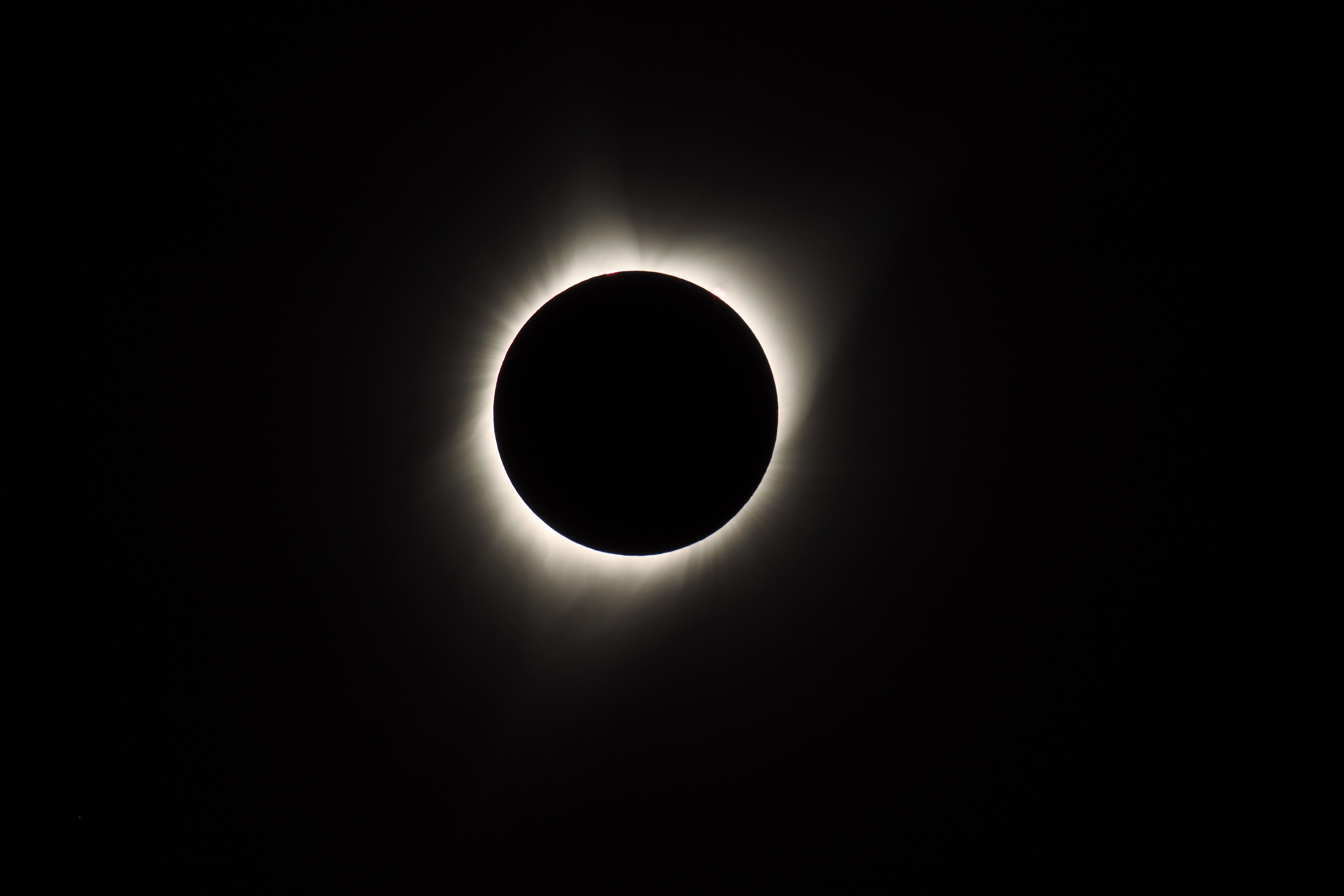 118089 télécharger le fond d'écran éclipse, lumière, lune, briller, noir, univers - économiseurs d'écran et images gratuitement