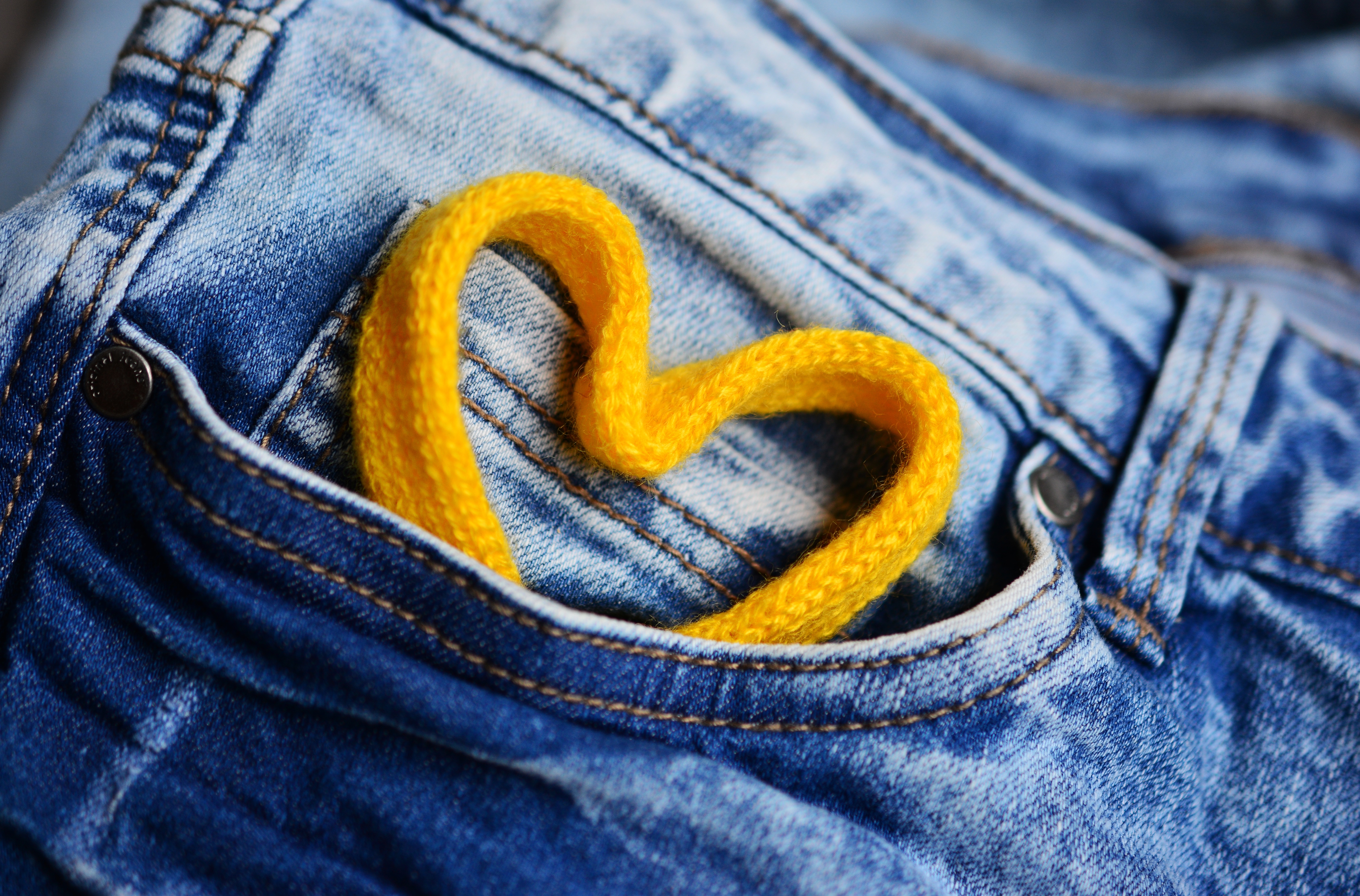 138072 скачать обои джинсы, любовь, сердце, шнурок - заставки и картинки бесплатно