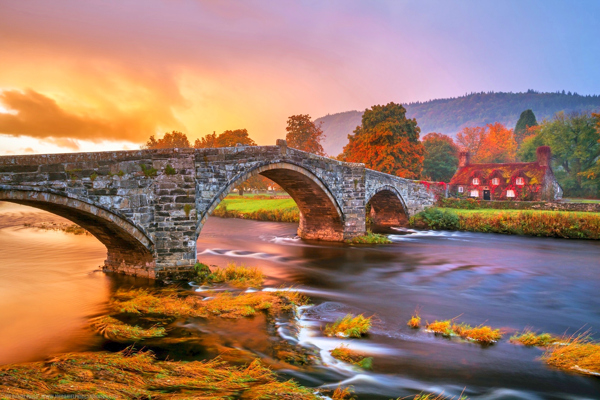 415029 скачать картинку осень, дом, сделано человеком, мост, плющ, река, мосты - обои и заставки бесплатно