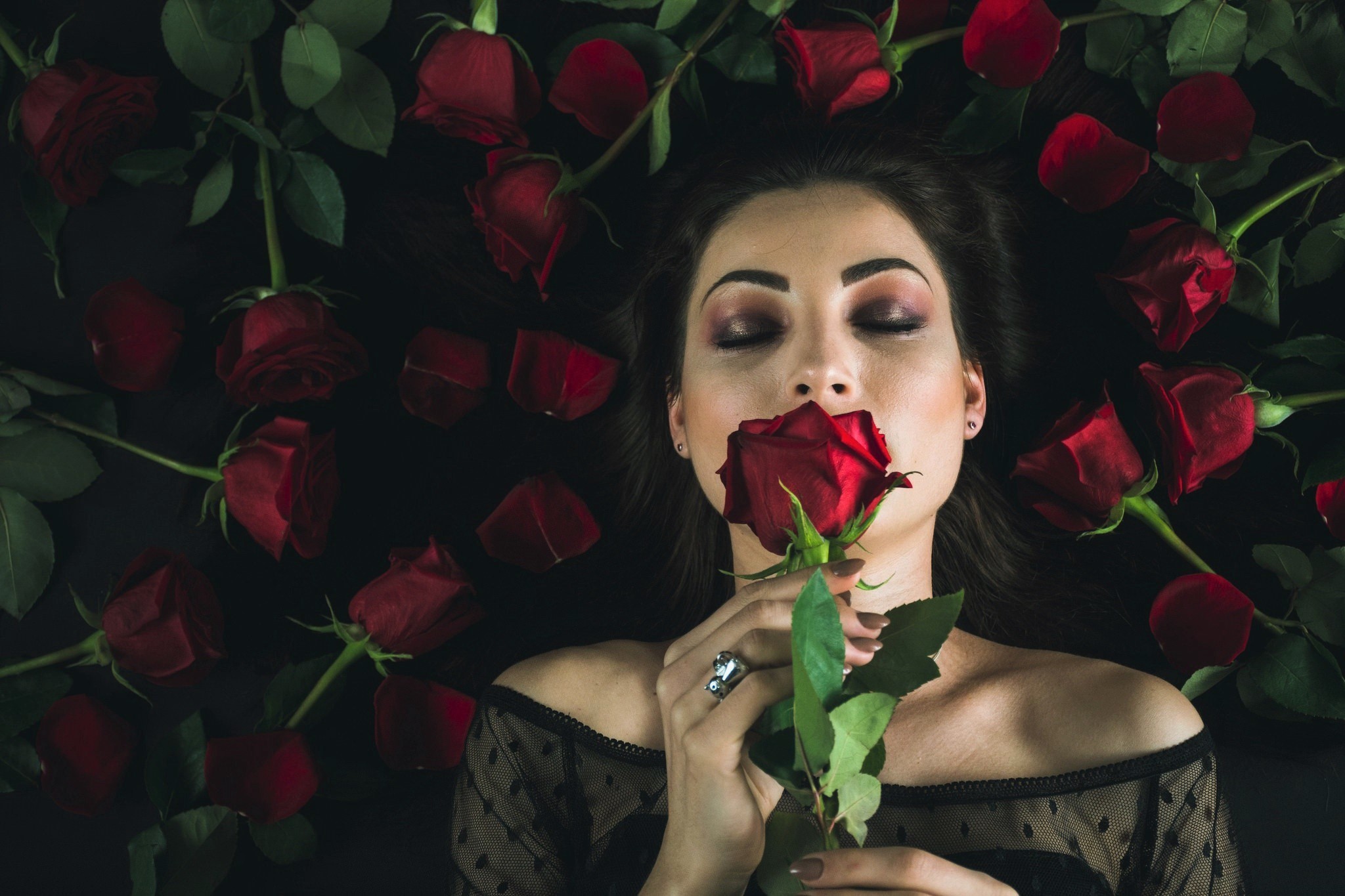 PCデスクトップに花, 薔薇, ムード, ブルネット, 女性, 赤いバラ, 横たわる, 赤い花画像を無料でダウンロード