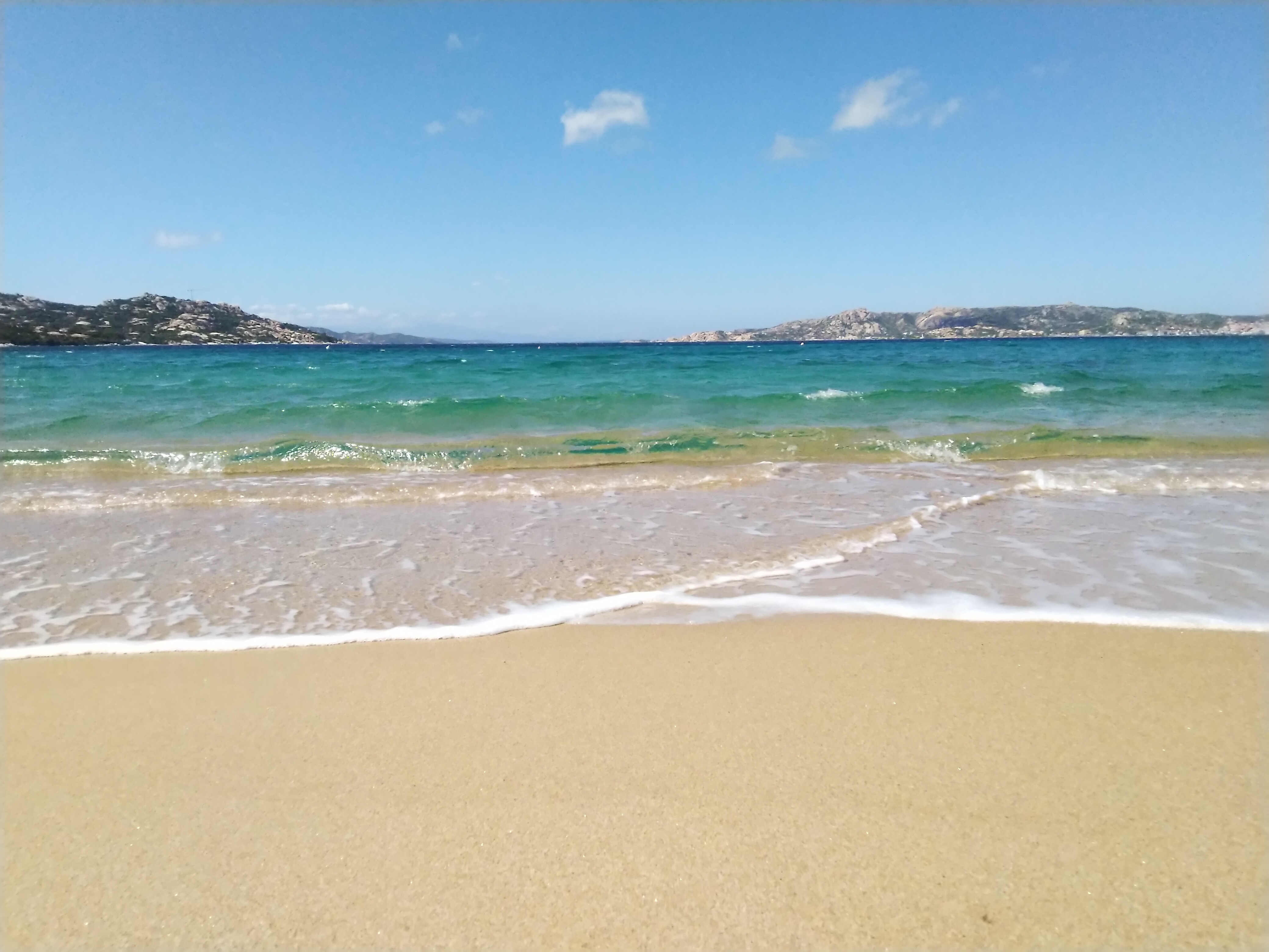 Скачать картинку Море, Пляж, Песок, Волна, Сардиния, Земля/природа в телефон бесплатно.