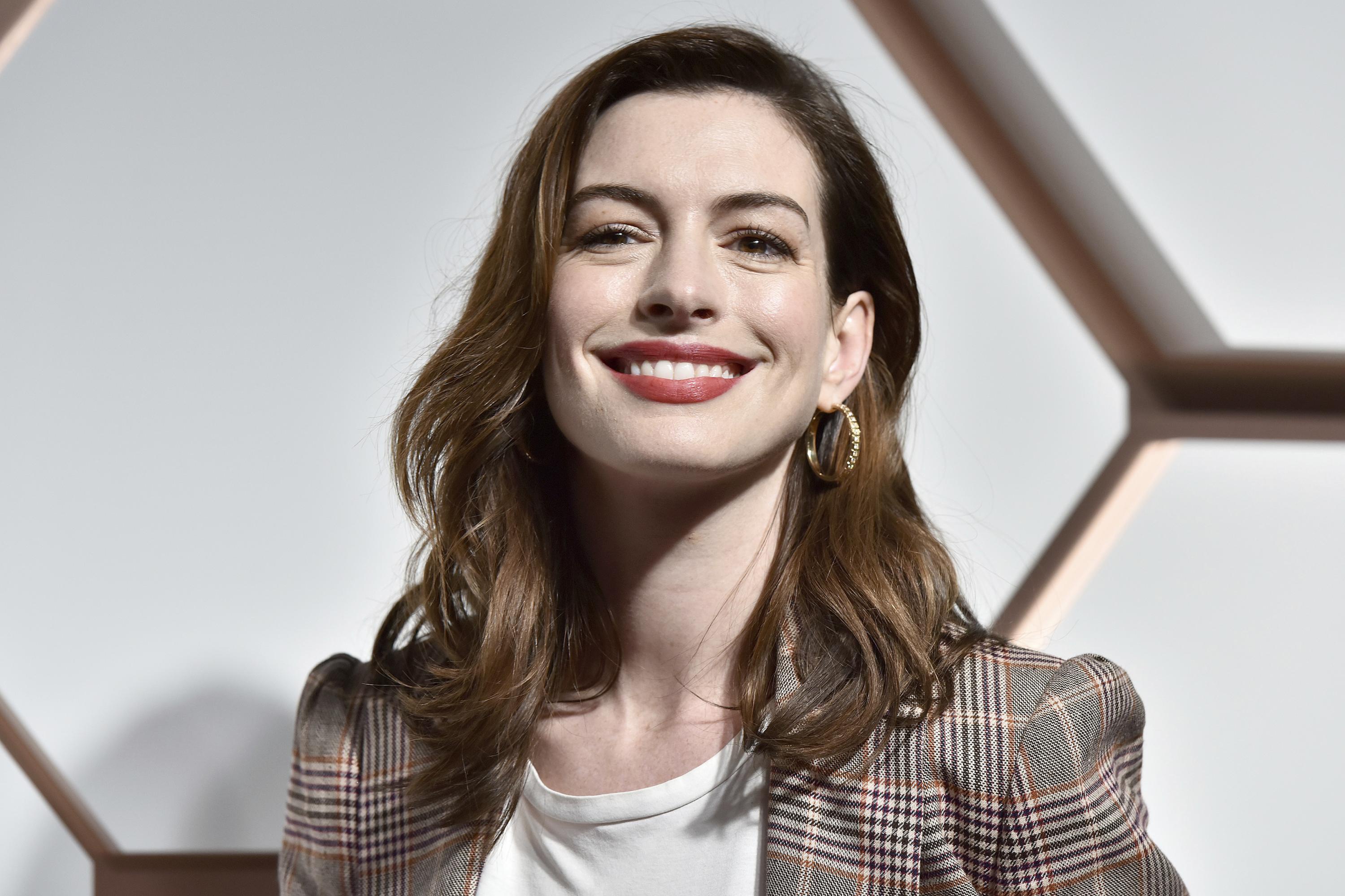 Handy-Wallpaper Anne Hathaway, Lächeln, Gesicht, Brünette, Amerikanisch, Berühmtheiten, Darstellerin, Lippenstift kostenlos herunterladen.