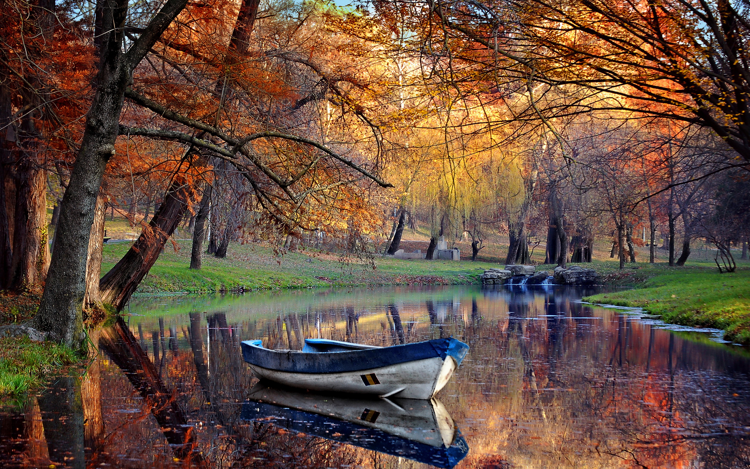 Скачать обои бесплатно Осень, Озеро, Лодка, Транспортные Средства картинка на рабочий стол ПК