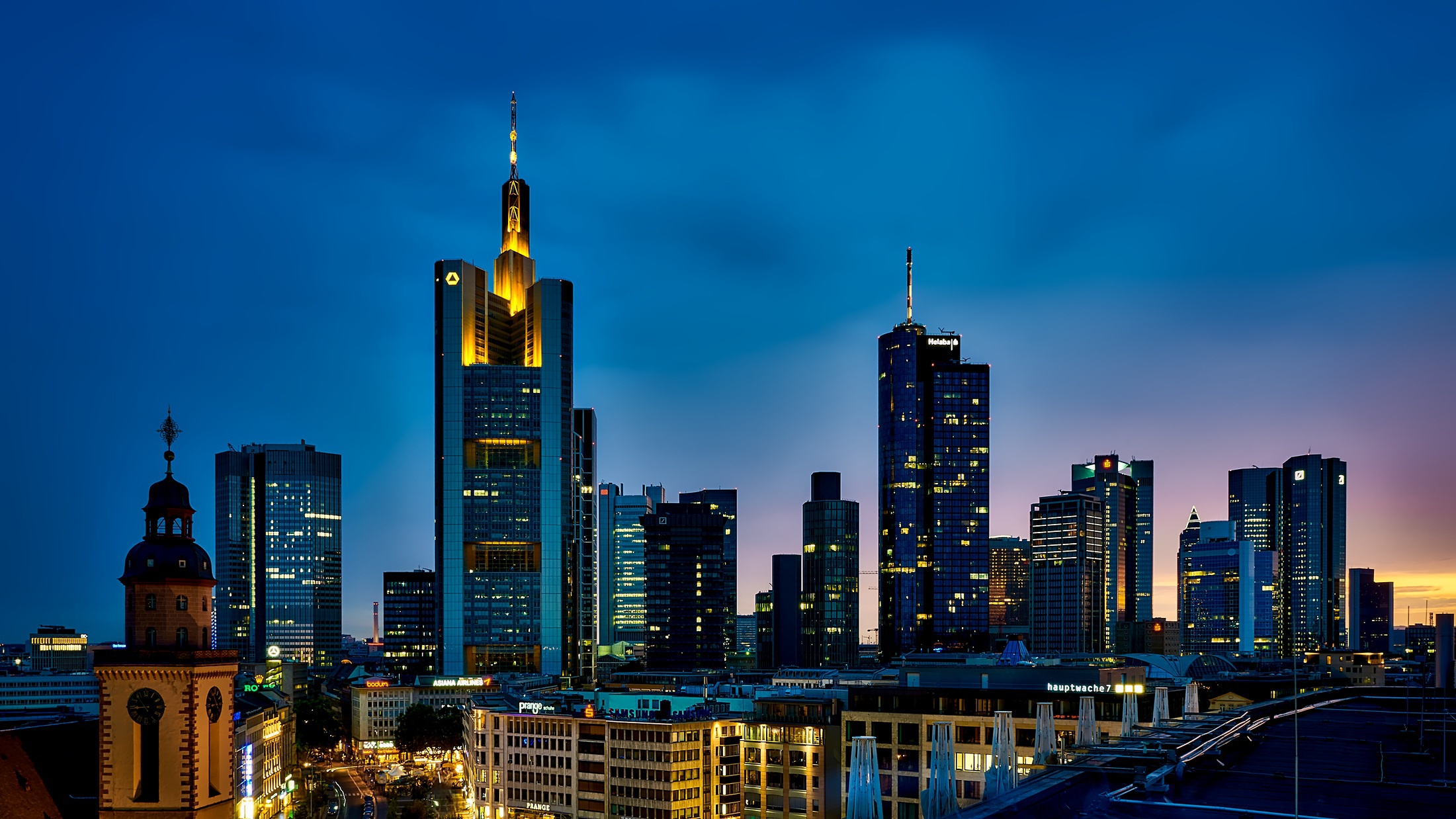 Baixe gratuitamente a imagem Cidades, Noite, Cidade, Arranha Céu, Luz, Construção, Alemanha, Frankfurt, Feito Pelo Homem na área de trabalho do seu PC