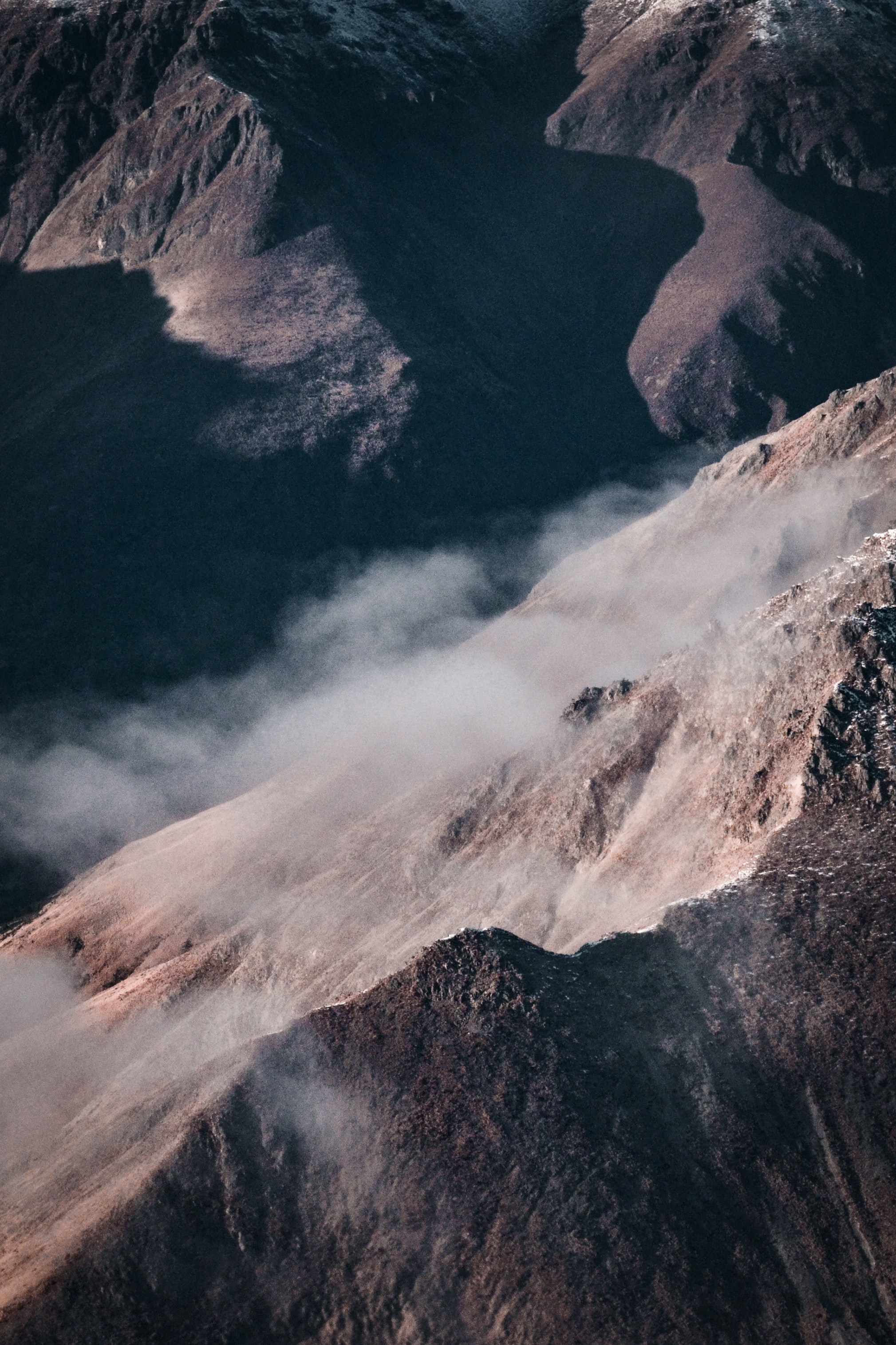 PCデスクトップに山脈, 岩, 霧, スロープ, 坂, 自然, 雲画像を無料でダウンロード