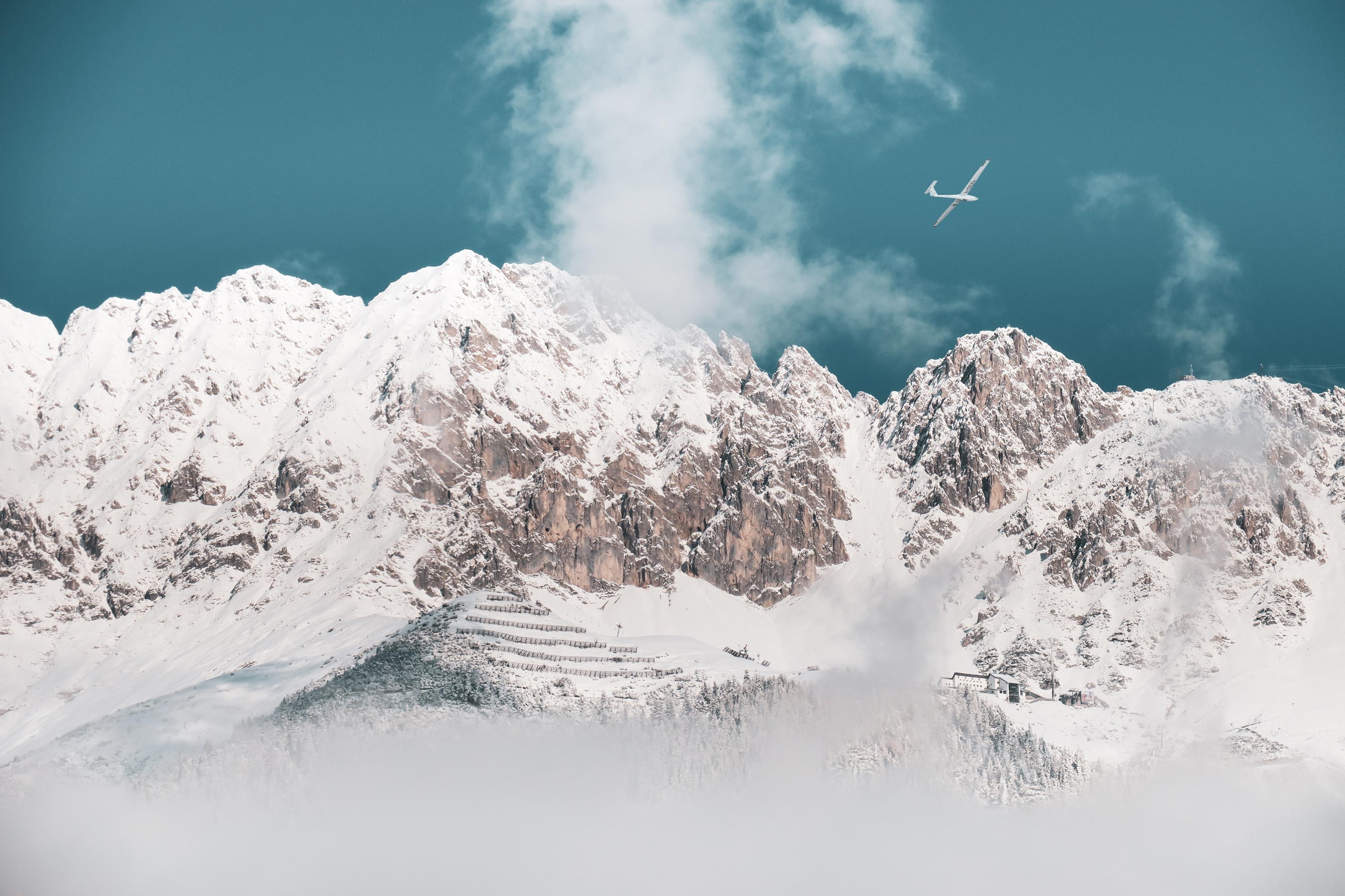 Laden Sie das Natur, Mountains, Oberteile, Scheitelpunkt, Clouds, Flugzeug, Schnee-Bild kostenlos auf Ihren PC-Desktop herunter