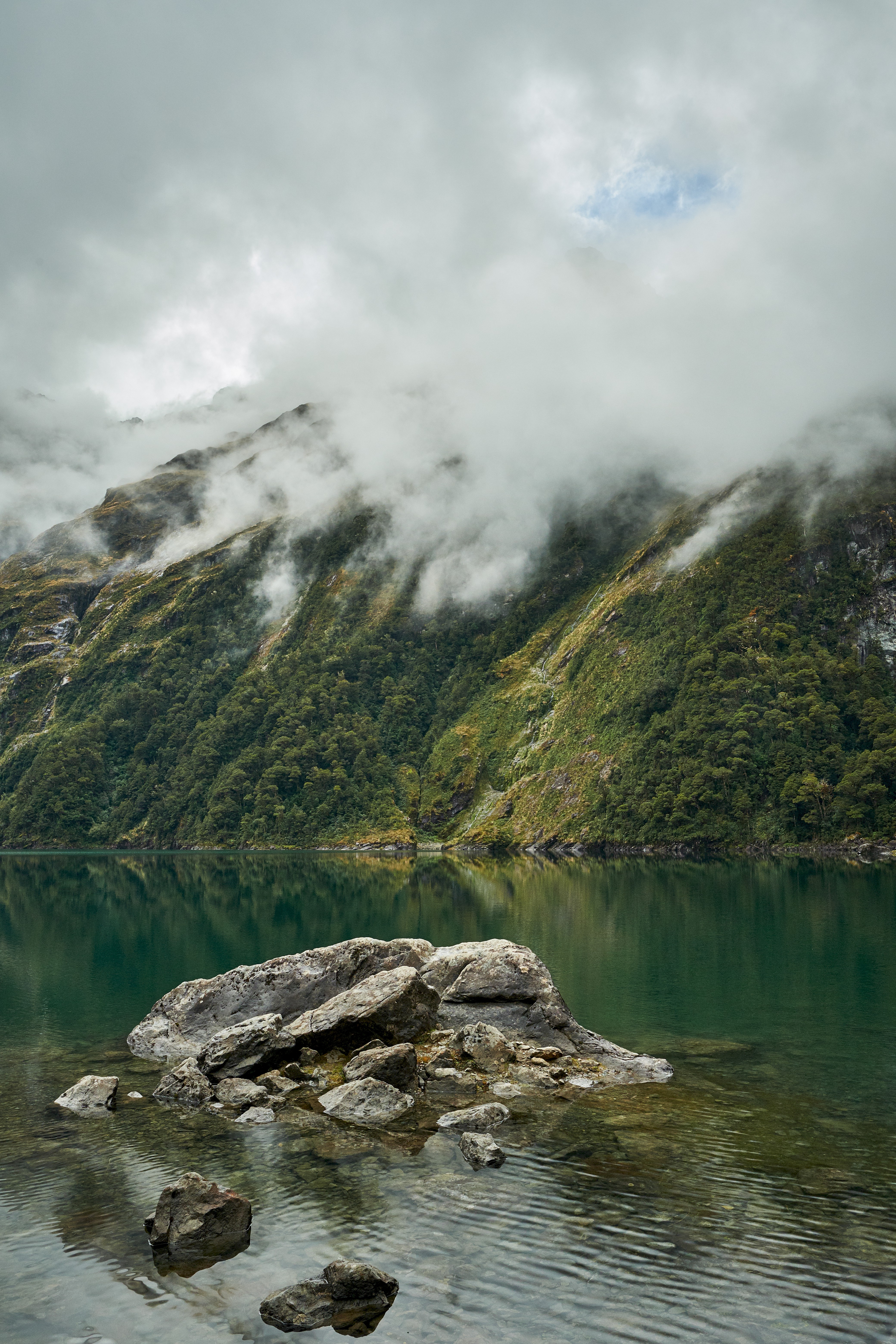 90256 скачать обои новая зеландия, туман, природа, скалы, гора, озеро, камень - заставки и картинки бесплатно