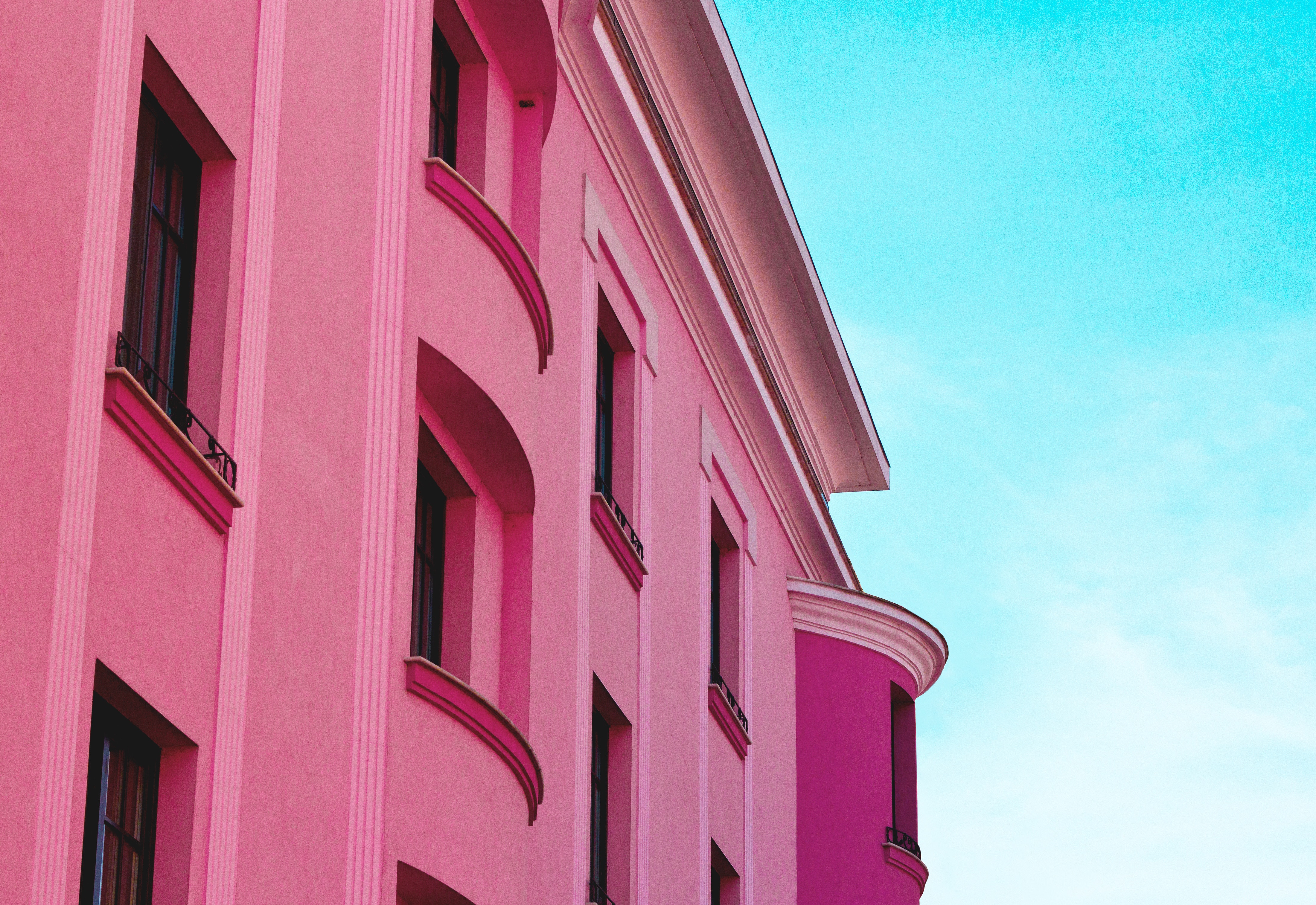 129982 скачать картинку розовый, минимализм, фасад, архитектура, небо, здание - обои и заставки бесплатно
