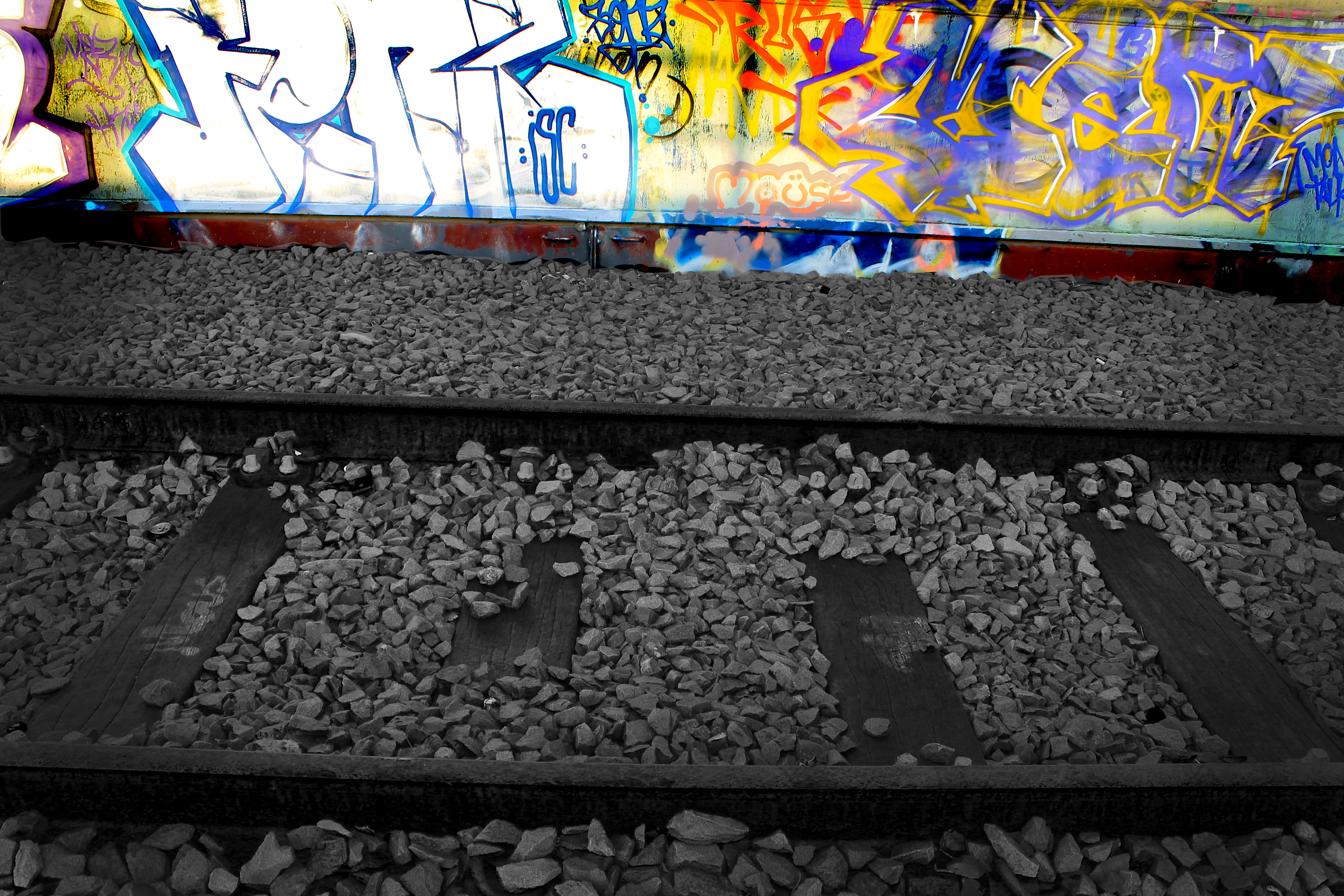 634465 baixar papel de parede artistico, grafite, abandonado, ferrovia - protetores de tela e imagens gratuitamente