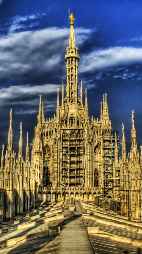 Скачать картинку Замок, Старый, Религиозные, Миланский Собор, Соборы в телефон бесплатно.