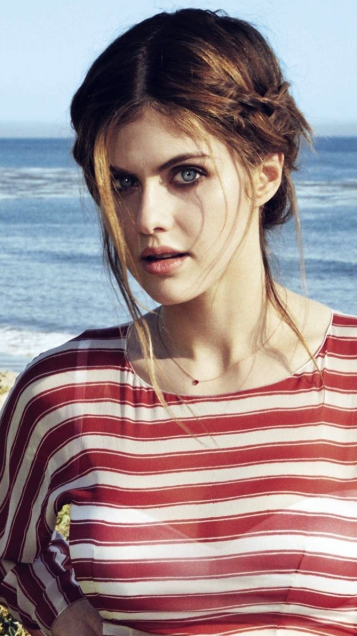 Descarga gratuita de fondo de pantalla para móvil de Celebridades, Alexandra Daddario.