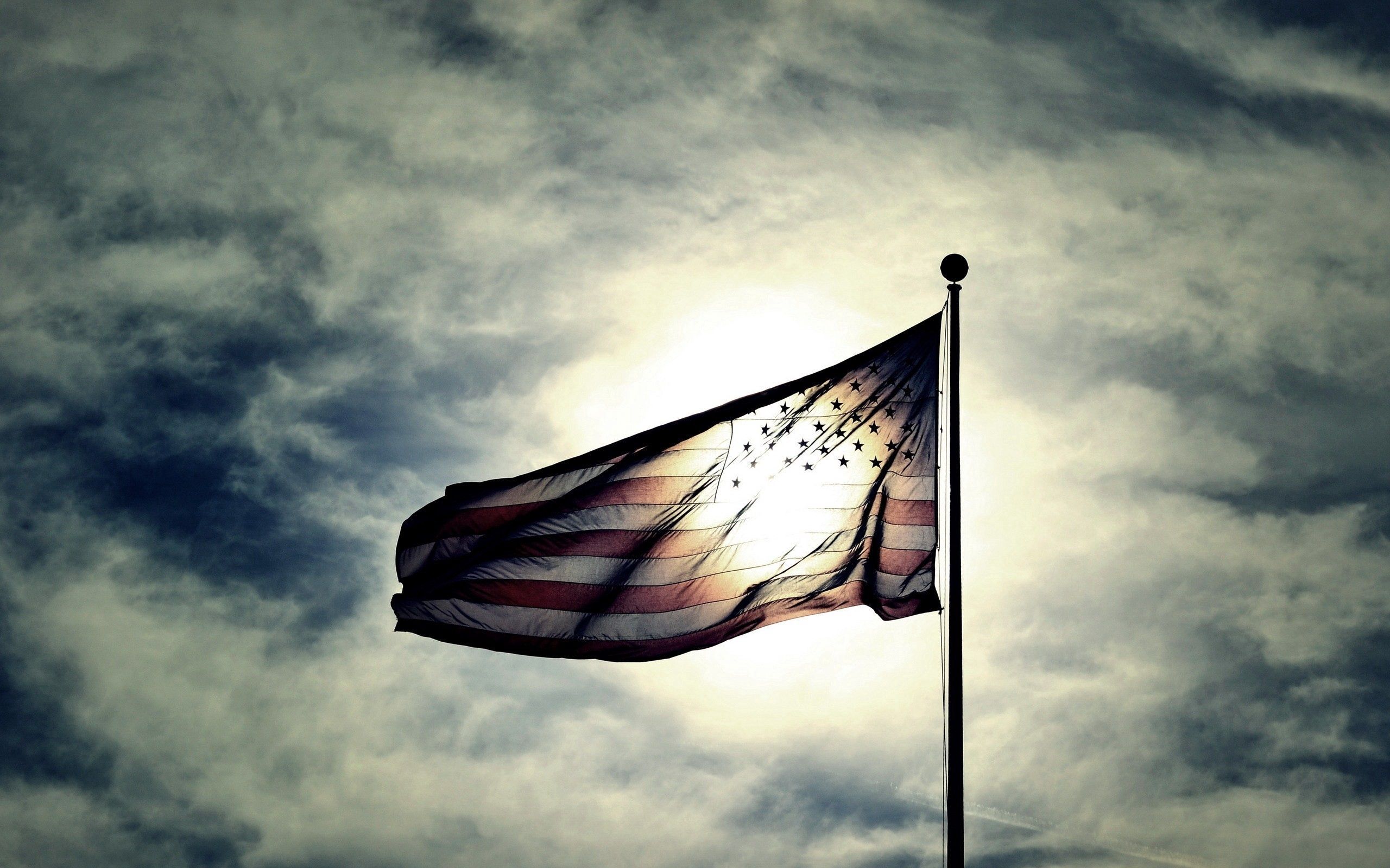 Baixar papel de parede para celular de Noite, Escuro, Céu, Nuvens, Eua, Estados Unidos, Bandeira gratuito.
