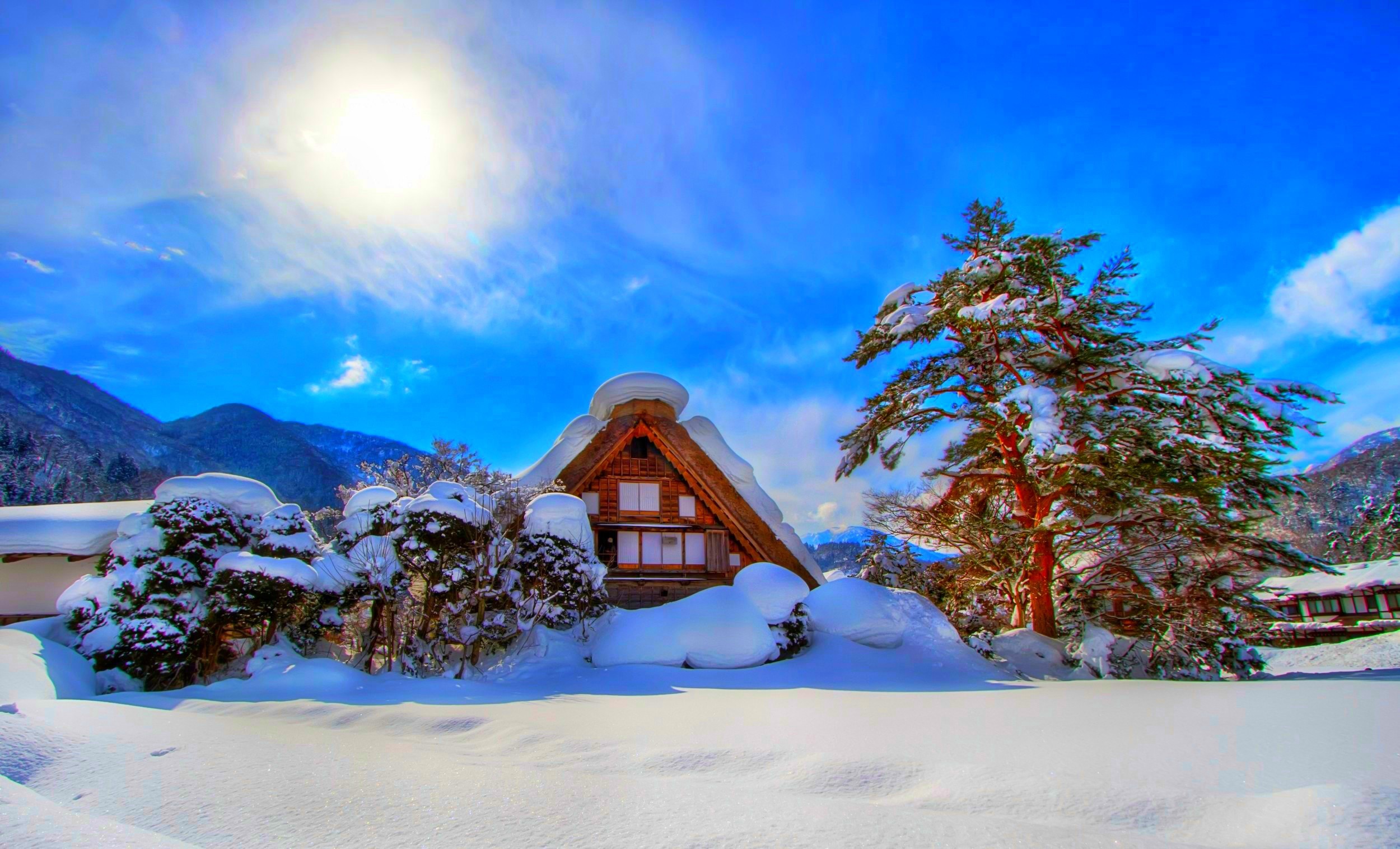 Laden Sie das Winter, Schnee, Baum, Haus, Sonne, Shirakawa, Menschengemacht, Sonnenschein-Bild kostenlos auf Ihren PC-Desktop herunter