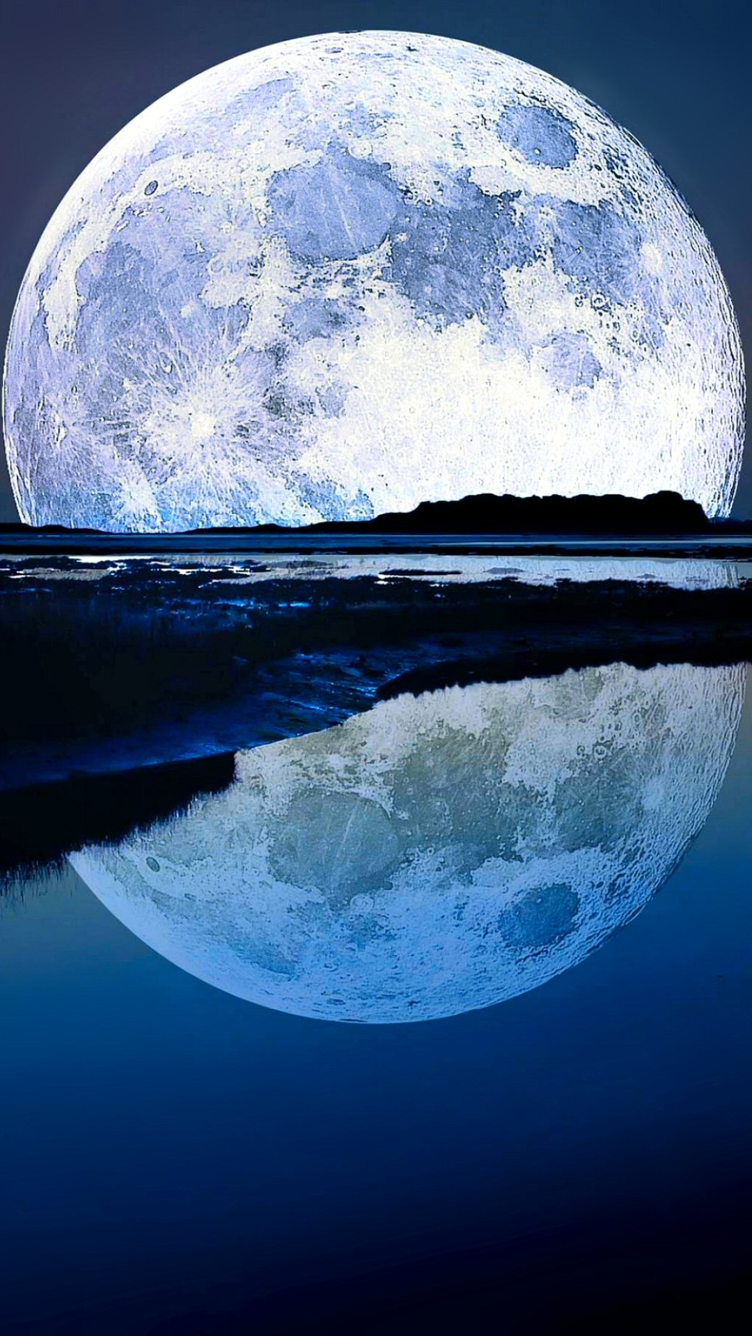 Скачать картинку Луна, Горизонт, Озеро, Отражение, Синий, Земля/природа в телефон бесплатно.