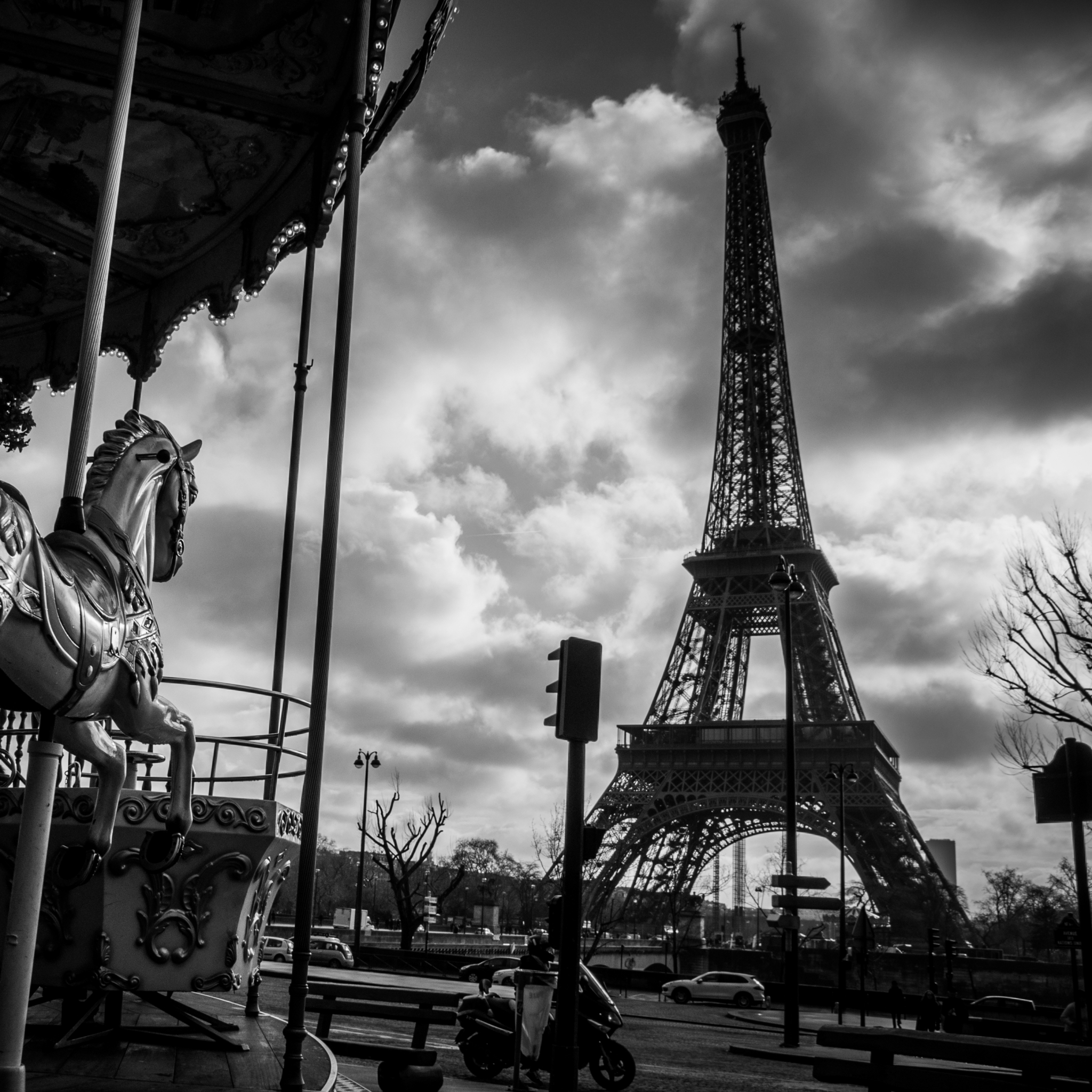 1102957 скачать картинку сделано человеком, эйфелева башня, франция, карусель, париж, чёрно белое, черно белый, памятники - обои и заставки бесплатно