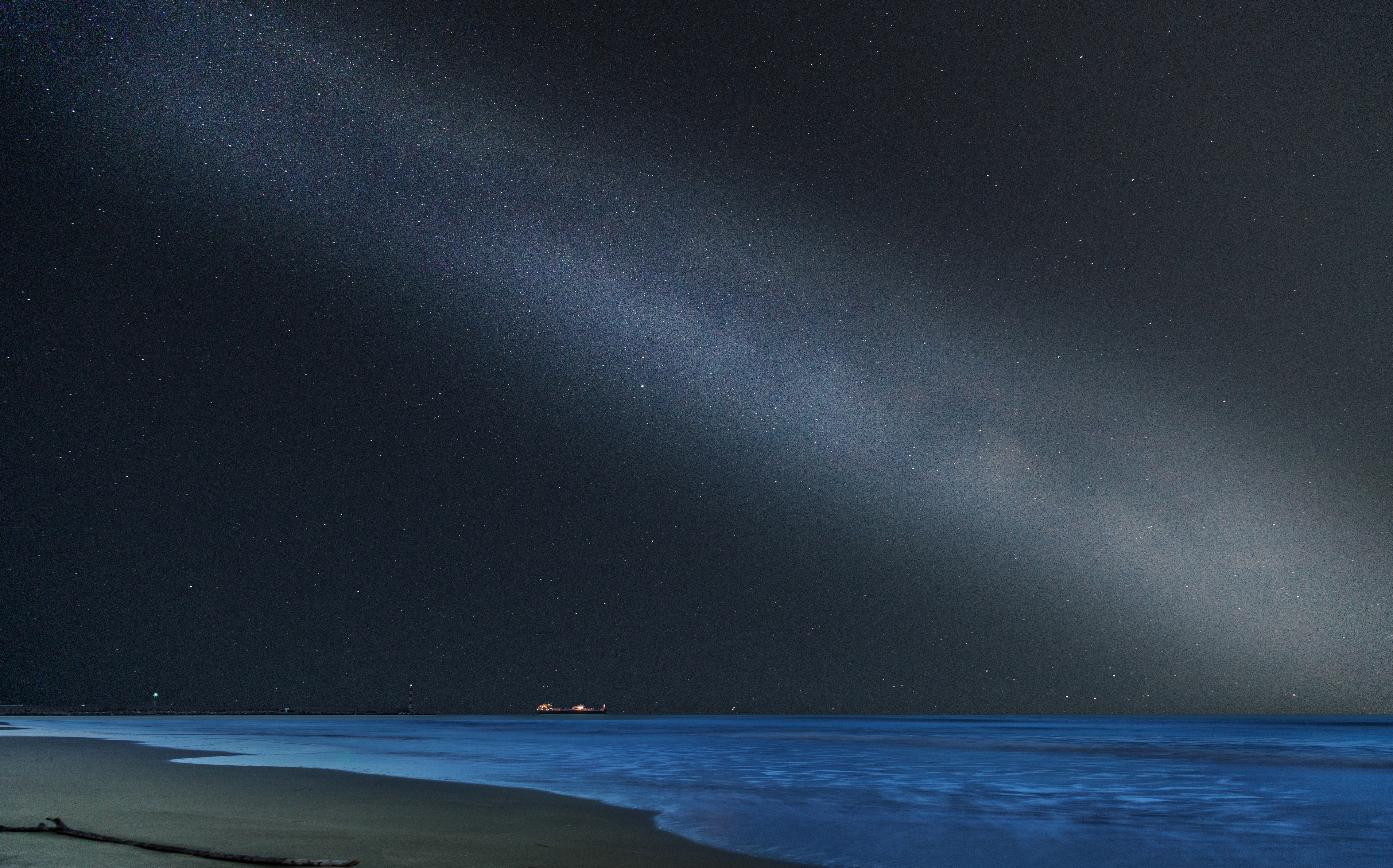 Descarga gratuita de fondo de pantalla para móvil de Naturaleza, Noche, Mar, Oscuro, Cielo Estrellado, Playa.