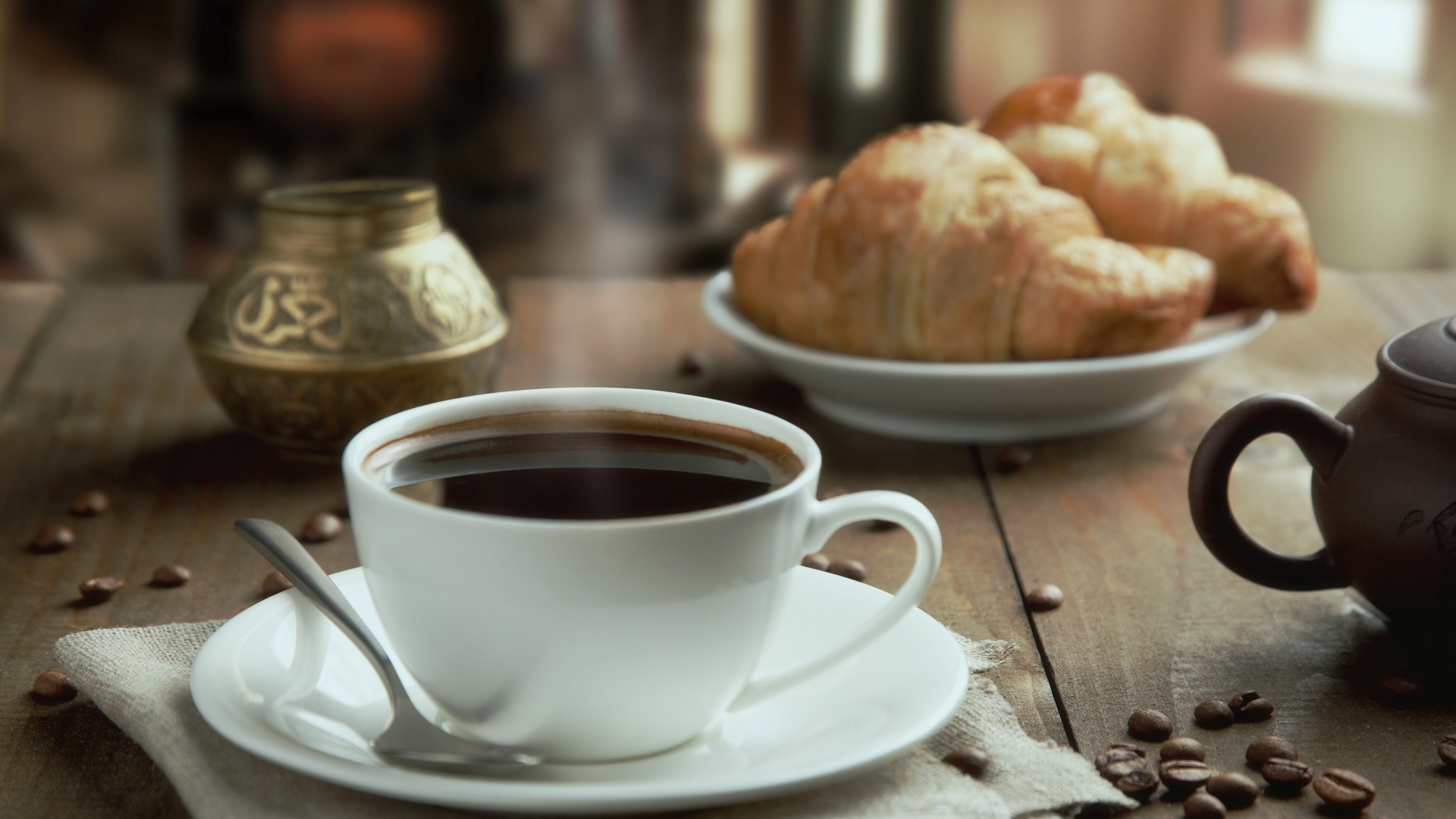 Handy-Wallpaper Tasse, Kaffeebohnen, Croissant, Nahrungsmittel, Stillleben, Kaffee kostenlos herunterladen.