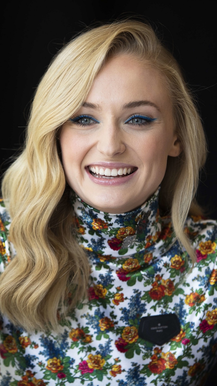 Download mobile wallpaper Smile, Blonde, English, Blue Eyes, Celebrity, Actress, Sophie Turner for free.