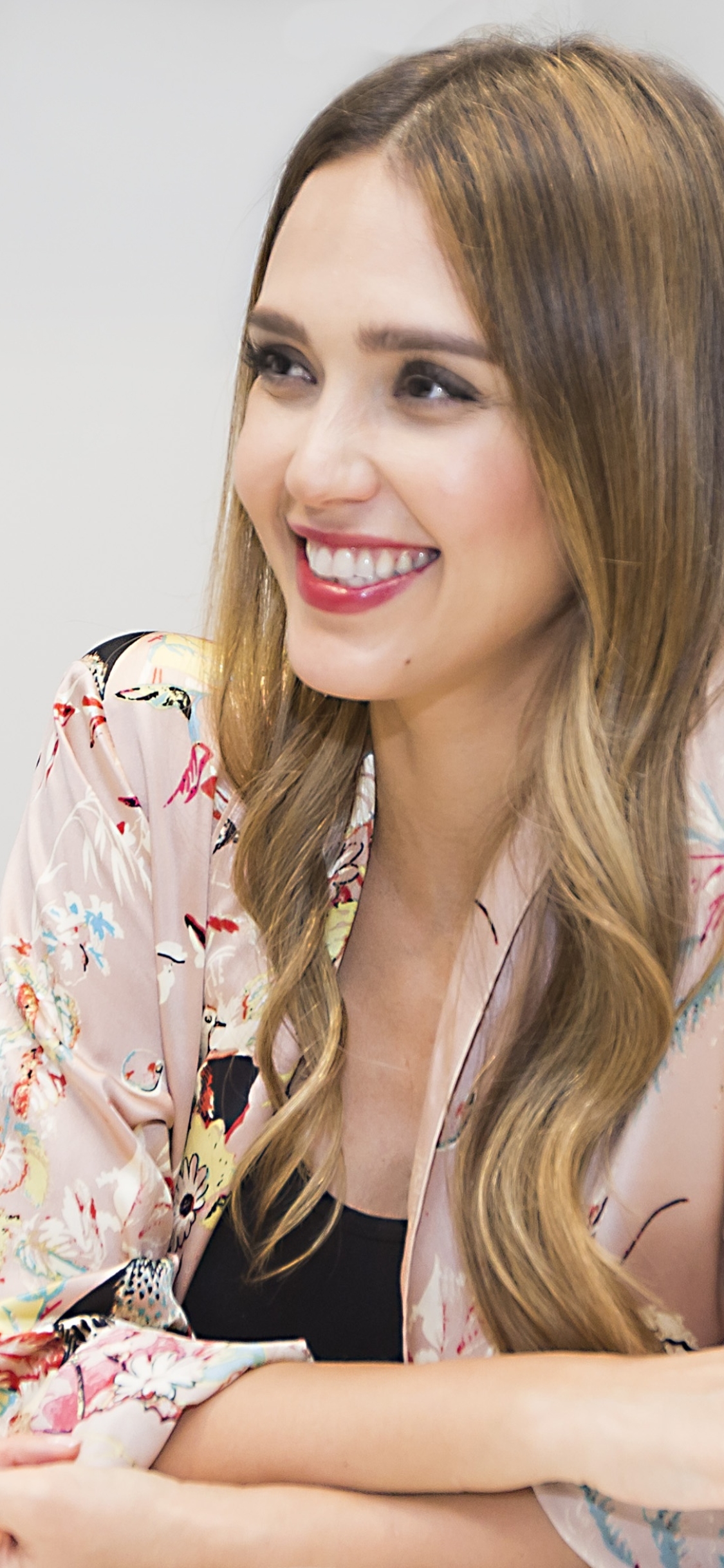 Baixar papel de parede para celular de Jessica Alba, Sorriso, Morena, Americano, Celebridade, Olhos Castanhos, Cabelo Castanho, Atriz gratuito.