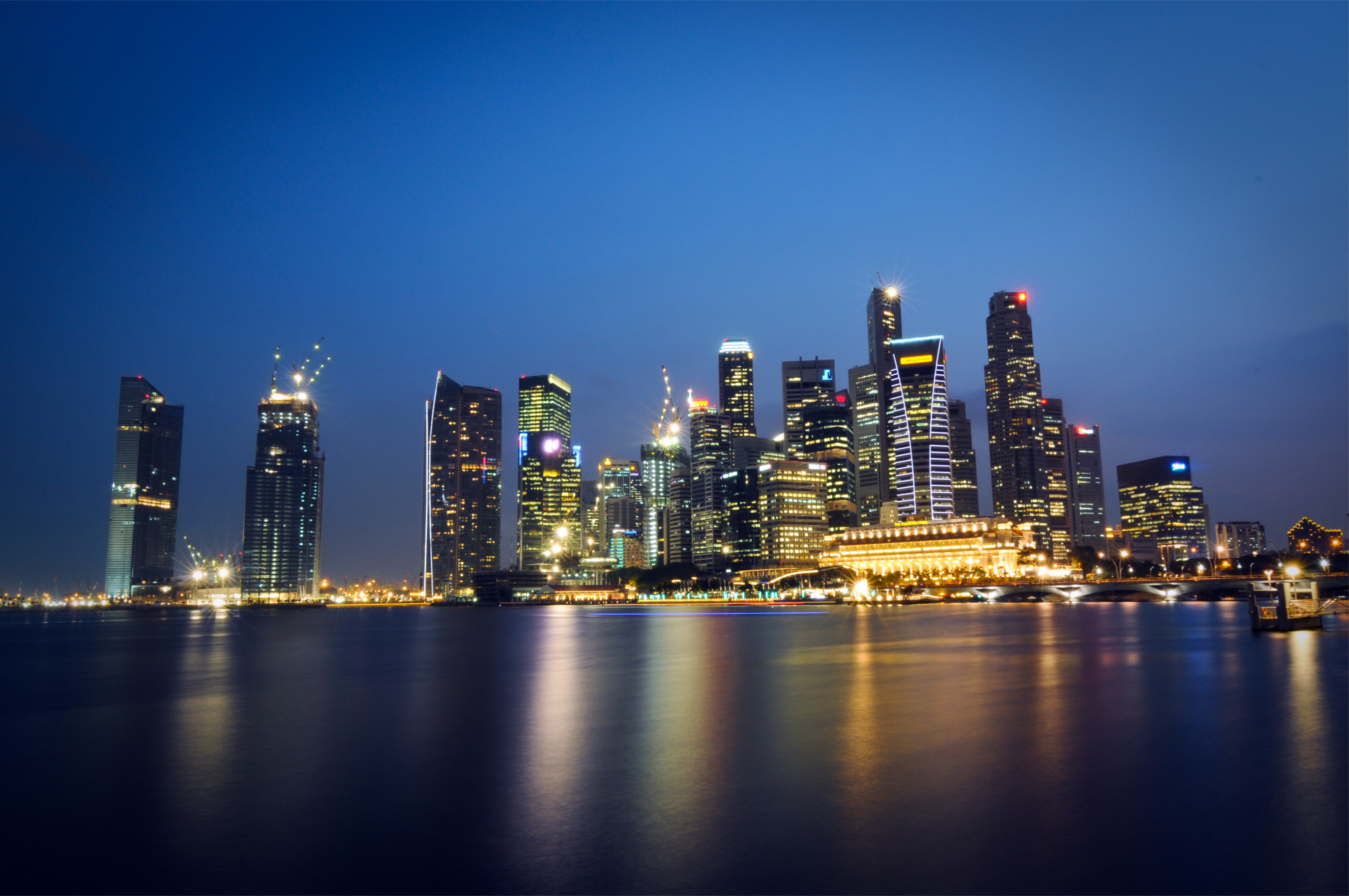 67225 скачать обои небоскребы, подсветка, сингапур, города, небо, ночь, огни, отражение, мегаполис, hdr, малайзия, синее, пролив, город государство - заставки и картинки бесплатно