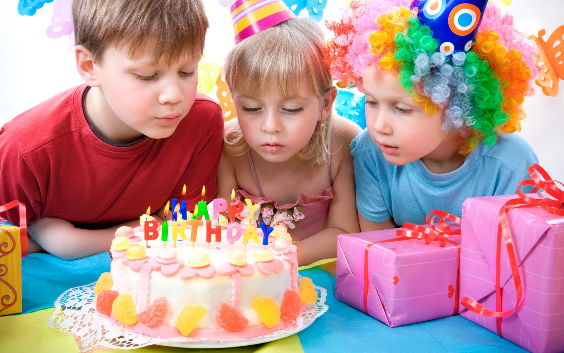 198481 скачать обои торт, день рождения, праздничные, свеча, ребёнок, подарки, с днем рождения - заставки и картинки бесплатно