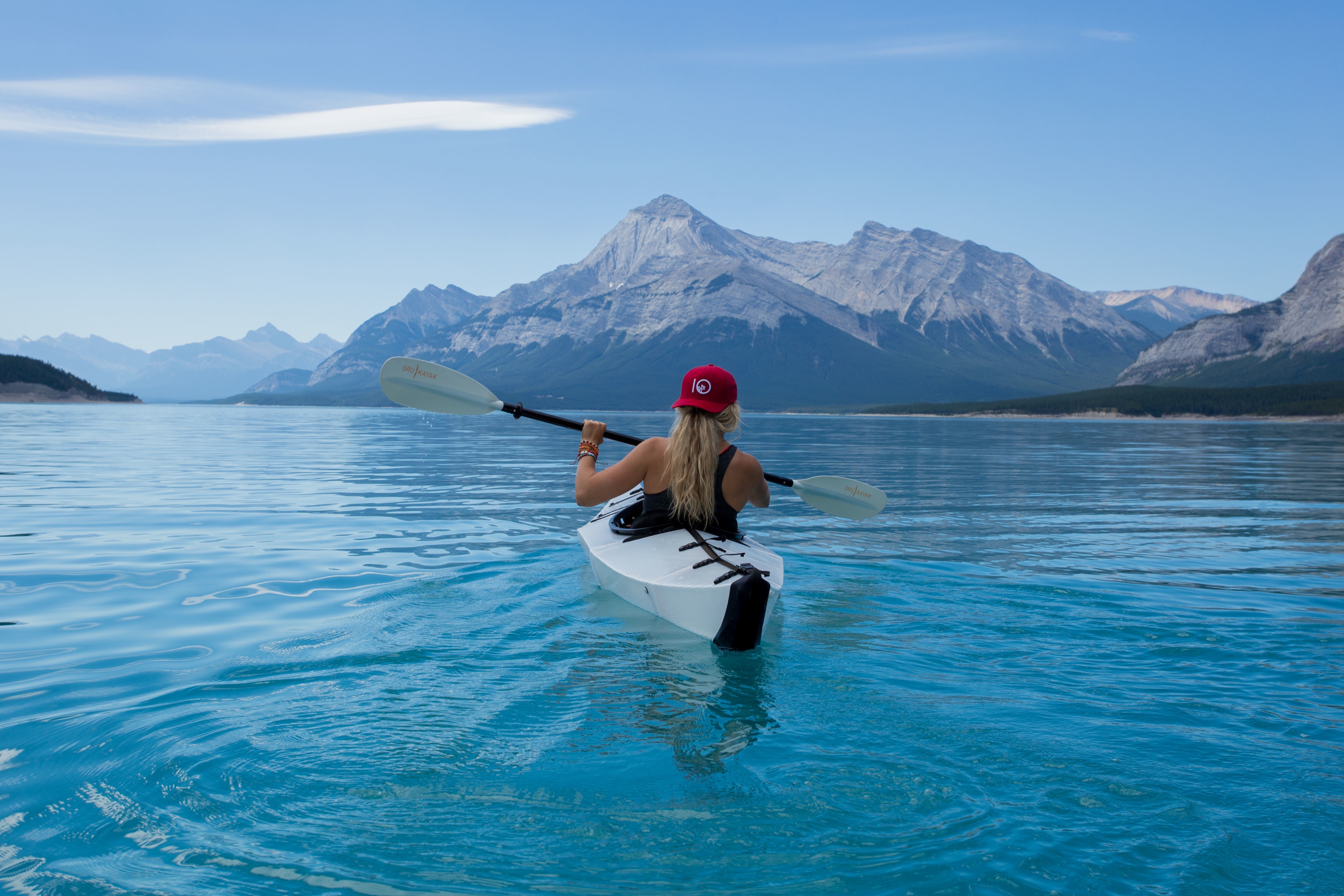 797186 descargar fondo de pantalla deporte, kayac, rubia, canoa, sombrero, lago, montaña: protectores de pantalla e imágenes gratis