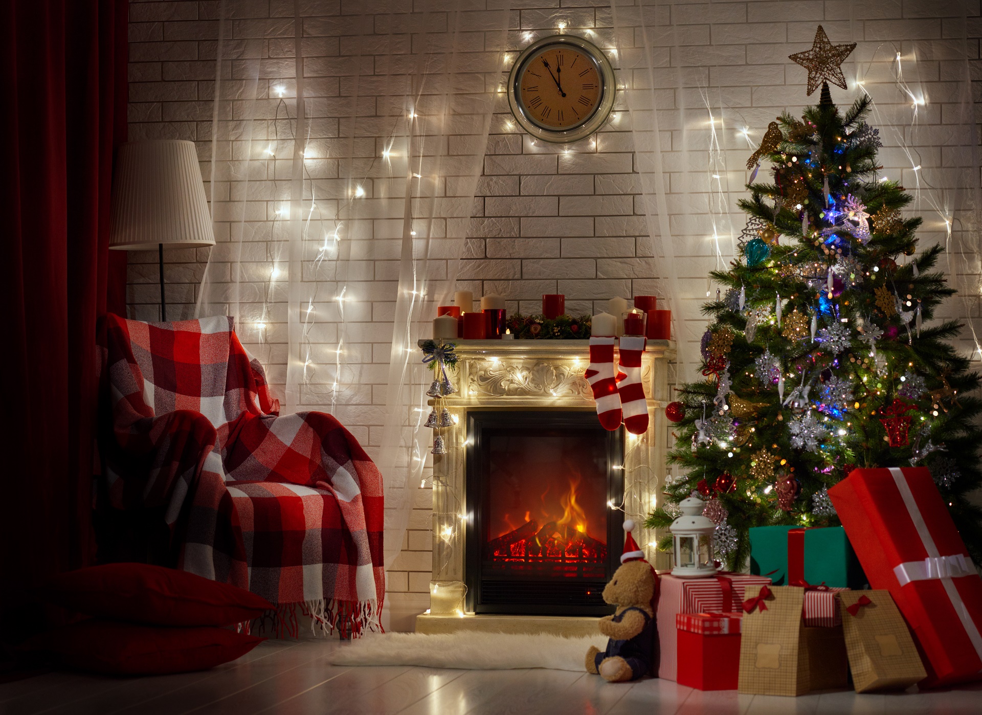 728057 Bild herunterladen weihnachten, feiertage, weihnachtsschmuck, weihnachtsbaum, kamin, geschenk, zimmer - Hintergrundbilder und Bildschirmschoner kostenlos